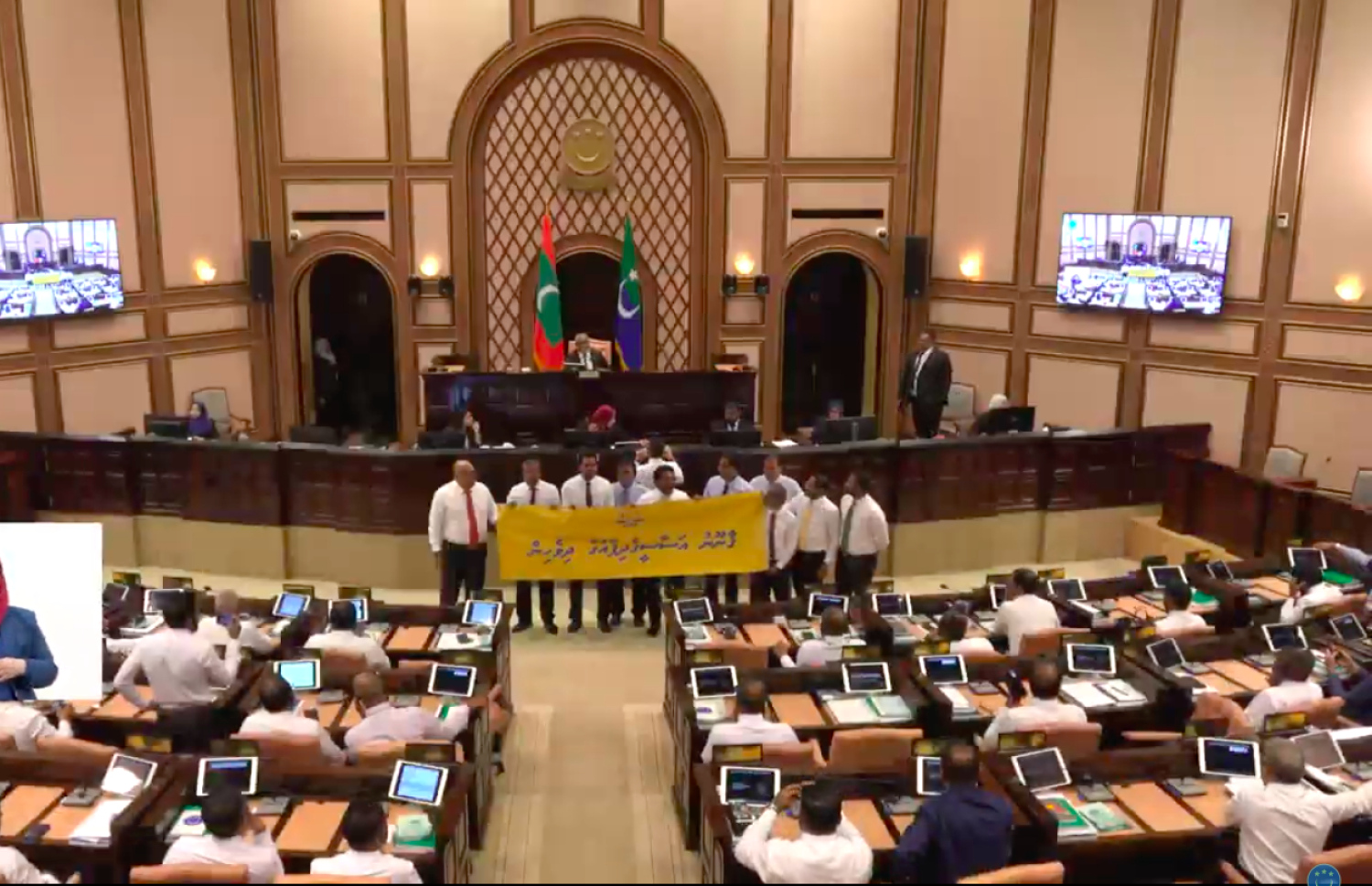 މަޖިލީހުގެ ތަޅުމުގައި މެންބަރުން އިހުތިޖާޖު ކުރަނީ--