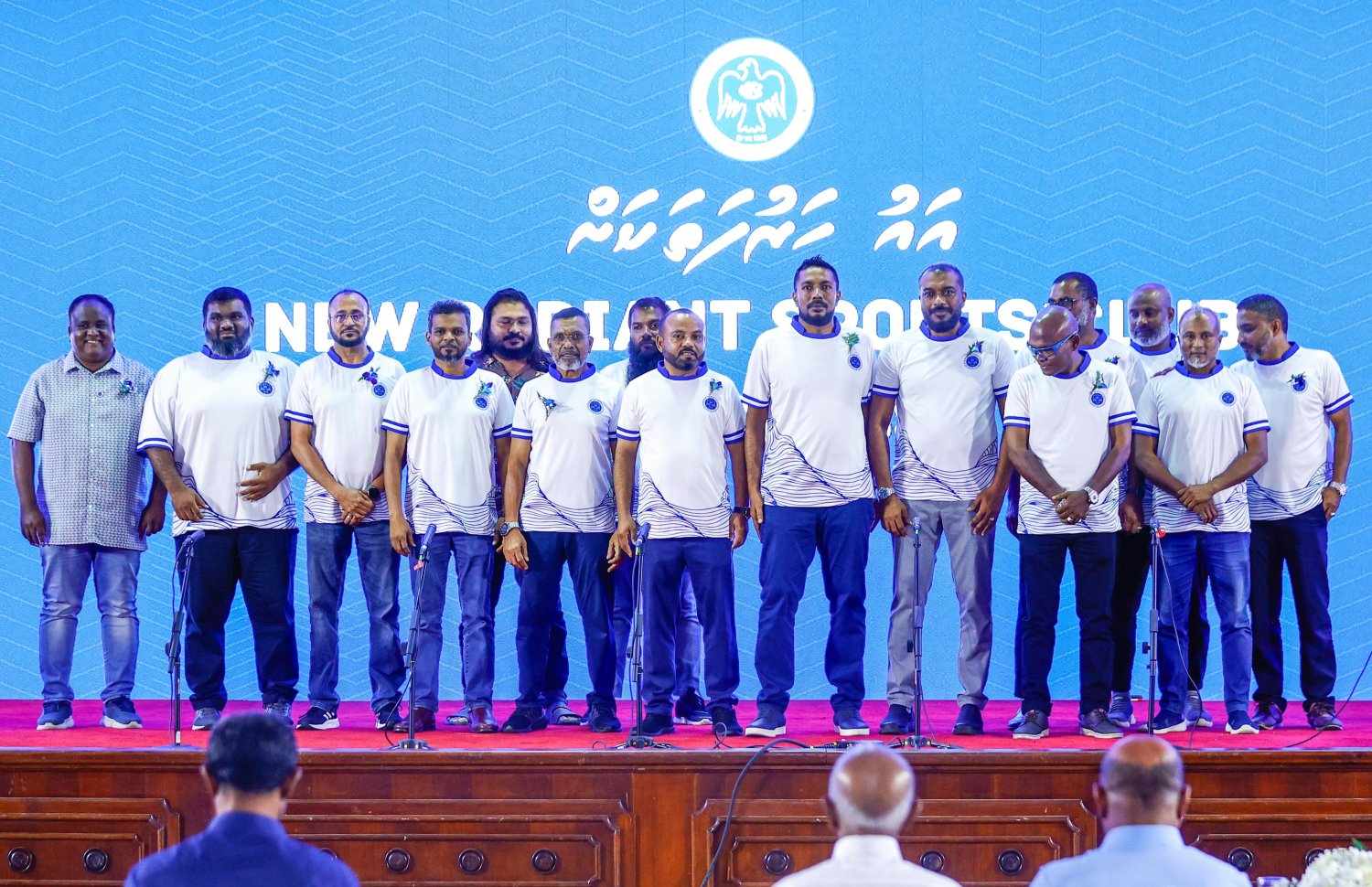 ނިއުގެ ބޯޑަށް އިންތިހާބުވި މެންބަރުން ފޮޓޯއަކަށް މަޑުކޮށްލައިގެން --- ފޮޓޯ: ފަޔާޒު މުސާ | މިހާރު
