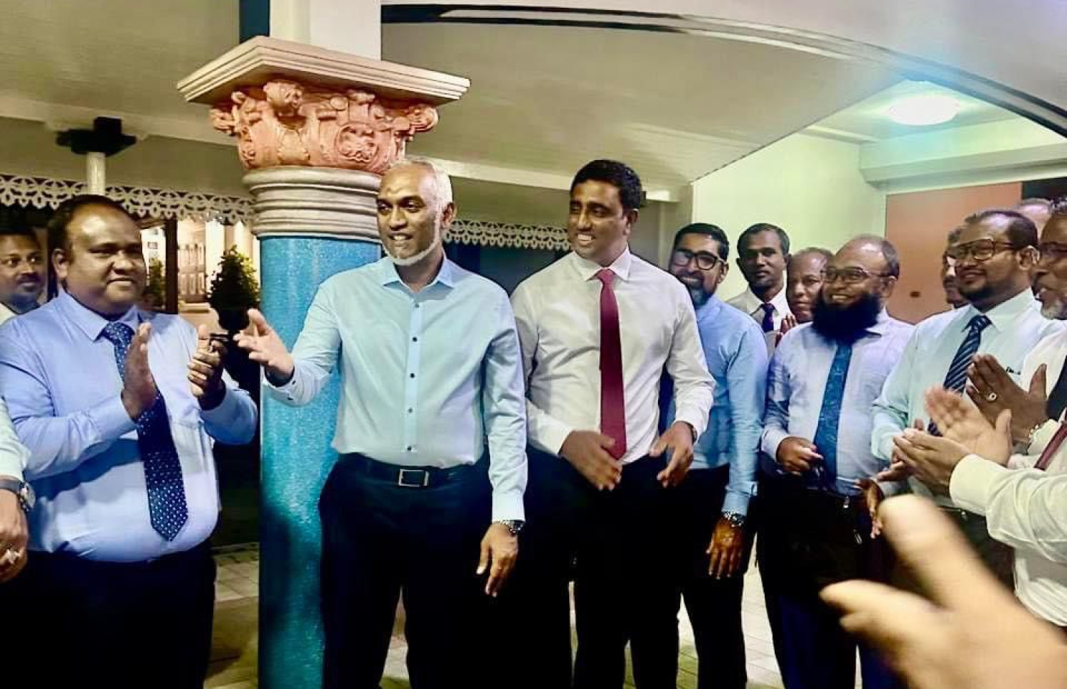 ގާނޫނުއަސާސީ އަށް އިއްޔެ ގެނައި އިސްލާހުތަކަށް ފަހު ރައްޔިތުންގެ މަޖިލިހުގެ ބައެއް މެމްބަރުންނާ އެކު ރައީސް މުއިއްޒު މުލީއާގޭގައި.