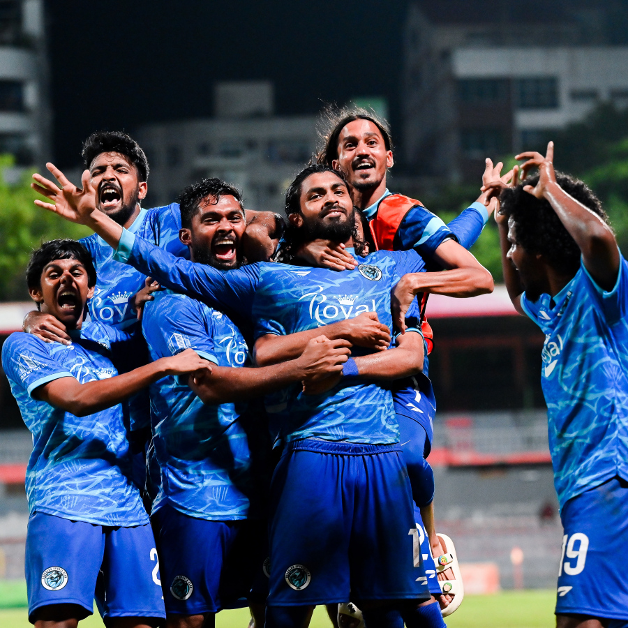 ގޯލްޑް ކަޕްގައި ލަނޑު ޖެހުމަށްފަހު ފުވައްމުލަކު ޓީމު ކުޅުންތެރިން އުފާފާޅުކުރަނީ: ރޭ ކުޅުނު މެޗު މެޗު 3-1 އިން ފުވައްމުލައް ވަނީ ކާމިޔާބުކޮށްފައި.-- ފޮޓޯ: ނިޝާން އަލީ | މިހާރު