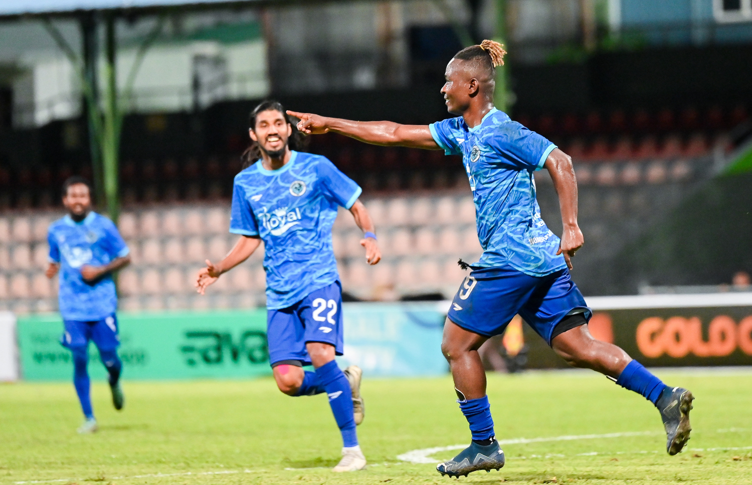 ގޯލްޑް ކަޕްގައި ލަނޑު ޖެހުމަށްފަހު ފުވައްމުލަކު ޓީމު ކުޅުންތެރިން އުފާފާޅުކުރަނީ: ރޭ ކުޅުނު މެޗު މެޗު 3-1 އިން ފުވައްމުލައް ވަނީ ކާމިޔާބުކޮށްފައި.-- ފޮޓޯ: ނިޝާން އަލީ | މިހާރު