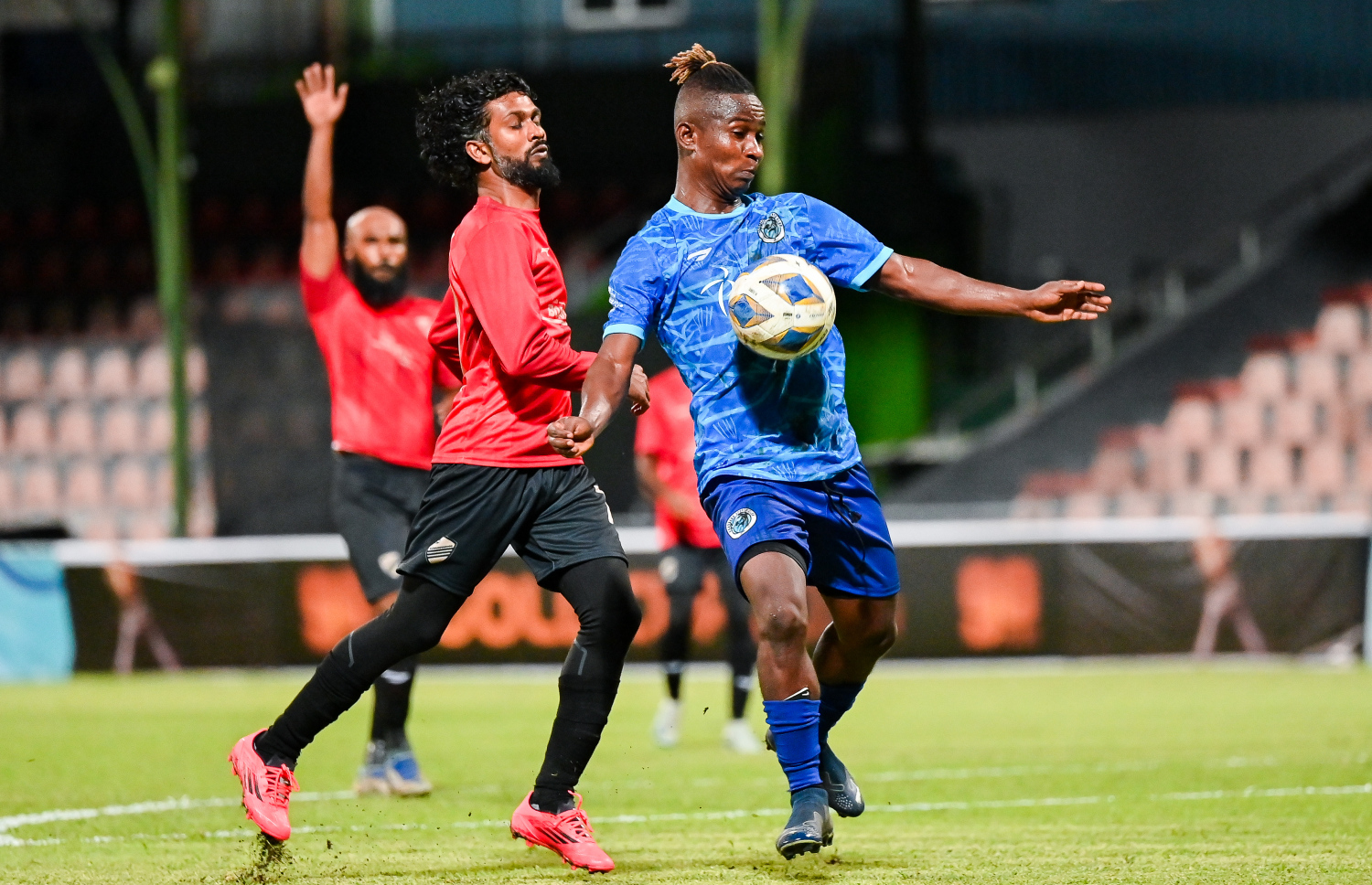 ގޯލްޑް ކަޕްގައި ކުޑަހުވަދޫ އާއި ފުވައްމުލައް ބައްދަލުކުރި މެޗު: ރޭ ކުޅުނު މެޗު މެޗު 3-1 އިން ފުވައްމުލައް ވަނީ ކާމިޔާބުކޮށްފައި.-- ފޮޓޯ: ނިޝާން އަލީ | މިހާރު