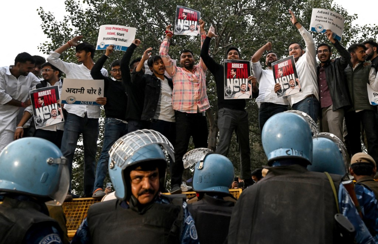 އިންޑިއާގެ ބިލިއަނަރު ގޯތަމް އަދާނީގެ މައްޗަށް ކުރެވޭ މަކަރާއި ހީލަތުގެ ތުހުމަތުތަކާ ގުޅިގެން އޭނާ ހައްޔަރުކުރުމަށް ގޮވާލައި އިންޑިއާގެ ނެޝަނަލް ސްޓޫޑެންޓްސް ޔުނިއަން (އެންއެސްޔޫއައި) އިން އިއްޔެ ނިއު ދިއްލީގައި މުޒާހަރާކުރަނީ. -- ފޮޓޯ: އޭއެފްޕީ