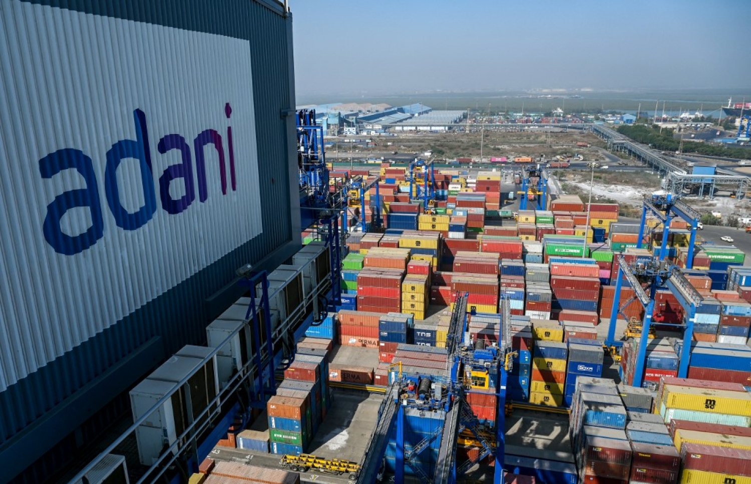 އަދާނީ ގްރޫޕުން ހިންގާ، އިންޑިއާގެ މުންދުރާ ބަނދަރު. -- ފޮޓޯ: އޭއެފްޕީ