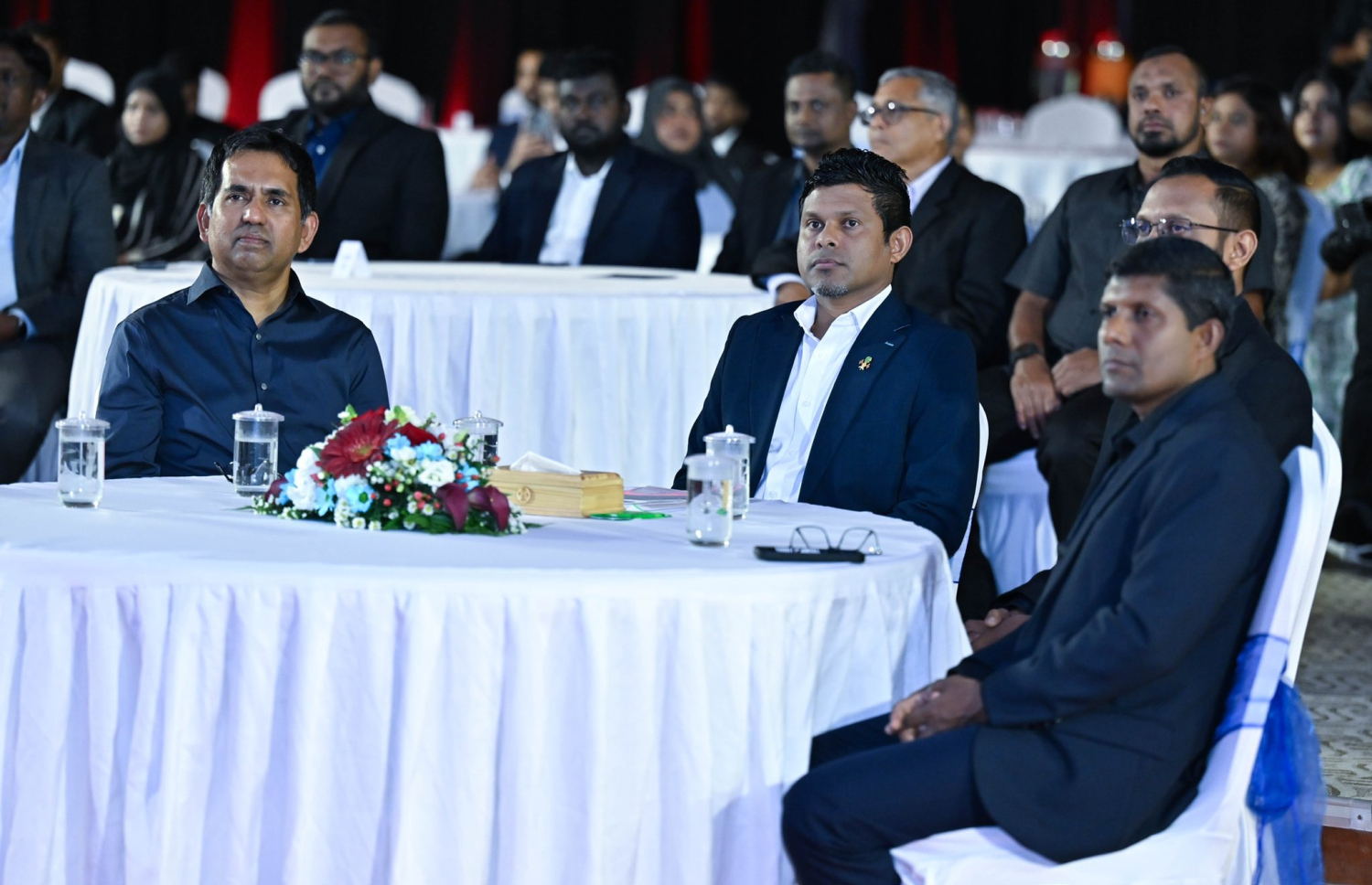 މޯލްޑިވްސް އެމްއެސްއެމްއީ އެވޯޑްސް ޖަލްސާގައި ނައިބު ރައީސް ހުސެއިން މުހައްމަދު ލަތީފާއި އިކޮނޮމިކް މިނިސްޓަރު މުހައްމަދު ސައީދު -- ފޮޓޯ: ރައީސް އޮފީސް