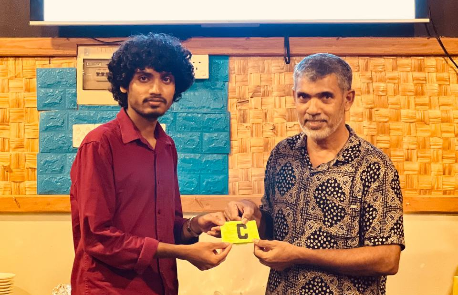 ސަމްބެގެ (ކ) އަތުން އޭނާގެ ދަރިފުޅު ޝަޔާމް އަށް ކެޕްޓަން ބޭންޑް ހަވާލުކޮށް ދެނީ