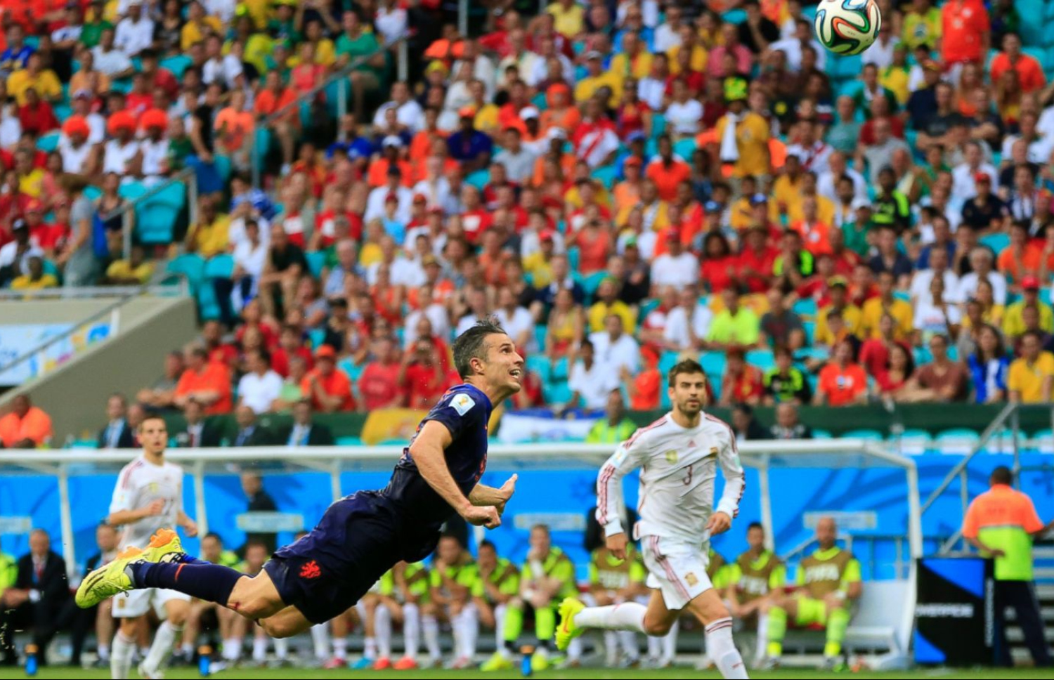 ވެން ޕާސީ، 2014 ވަނަ އަހަރު ވޯލްޑް ކަޕްގައި ސްޕެއިން ކޮޅަށް ގޯލު ޖަހަނީ.-- ފޮޓޯ: އޭޕީ