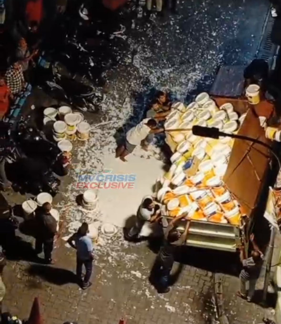 ކޯރުކެނޑި ހިނގުމުގައި ކުލަފާޓާތައް ވެއްޓިފައި.--