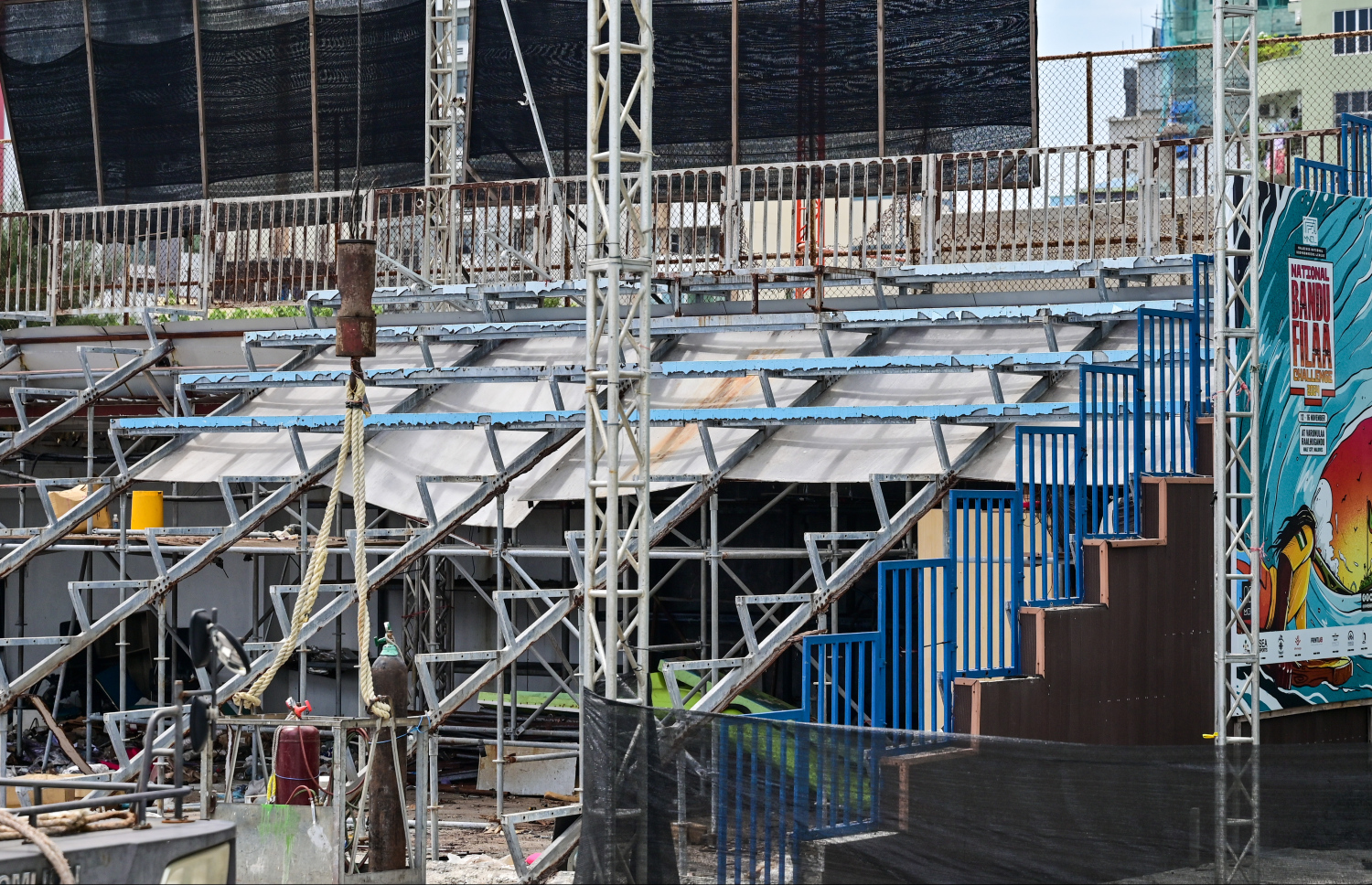 ސިނަމާލެ ބްރިޖު ބަލަން ހެދި ޕްލެޓްފޯމް ރޫޅާލަނީ.-- ފޮޓޯ: ފަޔާޒު މޫސާ/ މިހާރު