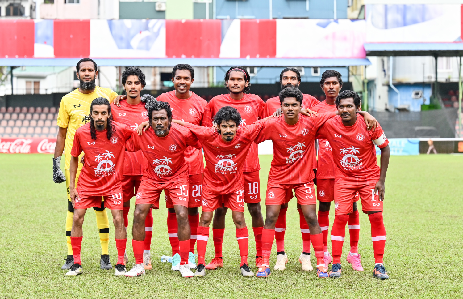 ގޯލްޑް ކަޕްގައި ކ. ގުރައިދުއާ ބައްދަލުރި މެޗު ފެށުމުގެ ކުރިން ހުރާ ޓީމް ފޮޓޯއަކަށް ހުއްޓިލައިގެން -- ފޮޓޯ: ފަޔާޒު މޫސާ | މިހާރު