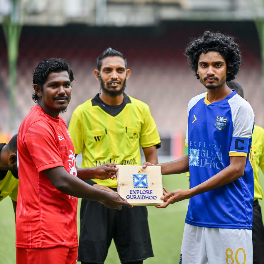 ކ. ހުރާ އާ ކ. ގުރައިދޫ ގޯލްޑް ކަޕްގައި ބައްދަލުކުރި މެޗުގެ ފެށުމުގެ ކުރިން ދެ ޓީމްގެ ކެޕްޓަނުން ހަދިޔާ ބަދަލުކުރަނީ -- ފޮޓޯ: ފަޔާޒު މޫސާ | މިހާރު