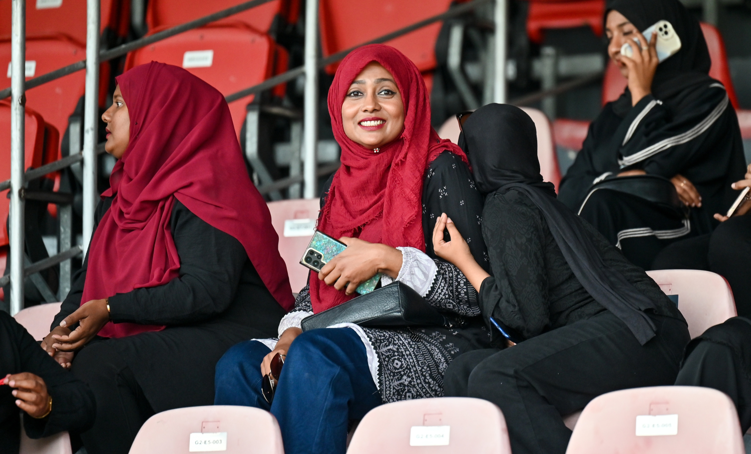 ހުރާގެ ބައެއް ސަޕޯޓަރުން އެ ޓީމަށް ސަޕޯޓް ކުރަން ދަނޑަށް ވަދެ. ކ. ގުރައިދޫ ވަނީ 3-1 ލަނޑުން ހުރާ ބަލިކޮށްފަ -- ފޮޓޯ: ފަޔާޒު މޫސާ | މިހާރު