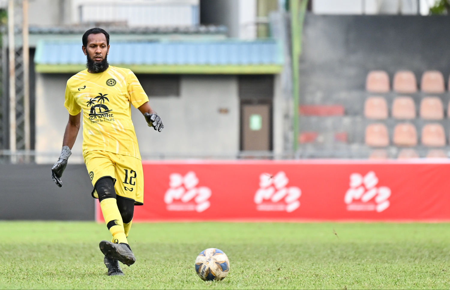 ގޯލްޑް ކަޕްގައި ހުރާ އާއި ގުރައިދޫ ބައްދަލުކުރި މެޗުގައި ހުރާ ގެ ގޯލްކީޕަރު އަހްމަދު އަރީޝް ބޯޅަ ފޮނުވާލަނީ .-- ފޮޓޯ: ފަޔާޒު މޫސާ | މިހާރު