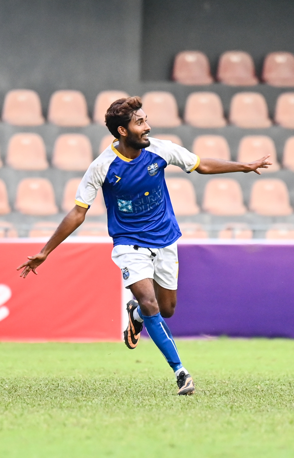 ގޯލްޑް ކަޕްގައި ހުރާ އާއި ގުރައިދޫ ބައްދަލުކުރި މެޗުގައި ގުރައިދޫ ގެ 3 ވަނަ ލަނޑު ޖެހުމަށް ފަހު އެ ޓީމުގެ އިމްއާދު އަބްދުލް ގައްޔޫމު އުފާ ފާޅުކުރަނީ .-- ފޮޓޯ: ފަޔާޒު މޫސާ | މިހާރު