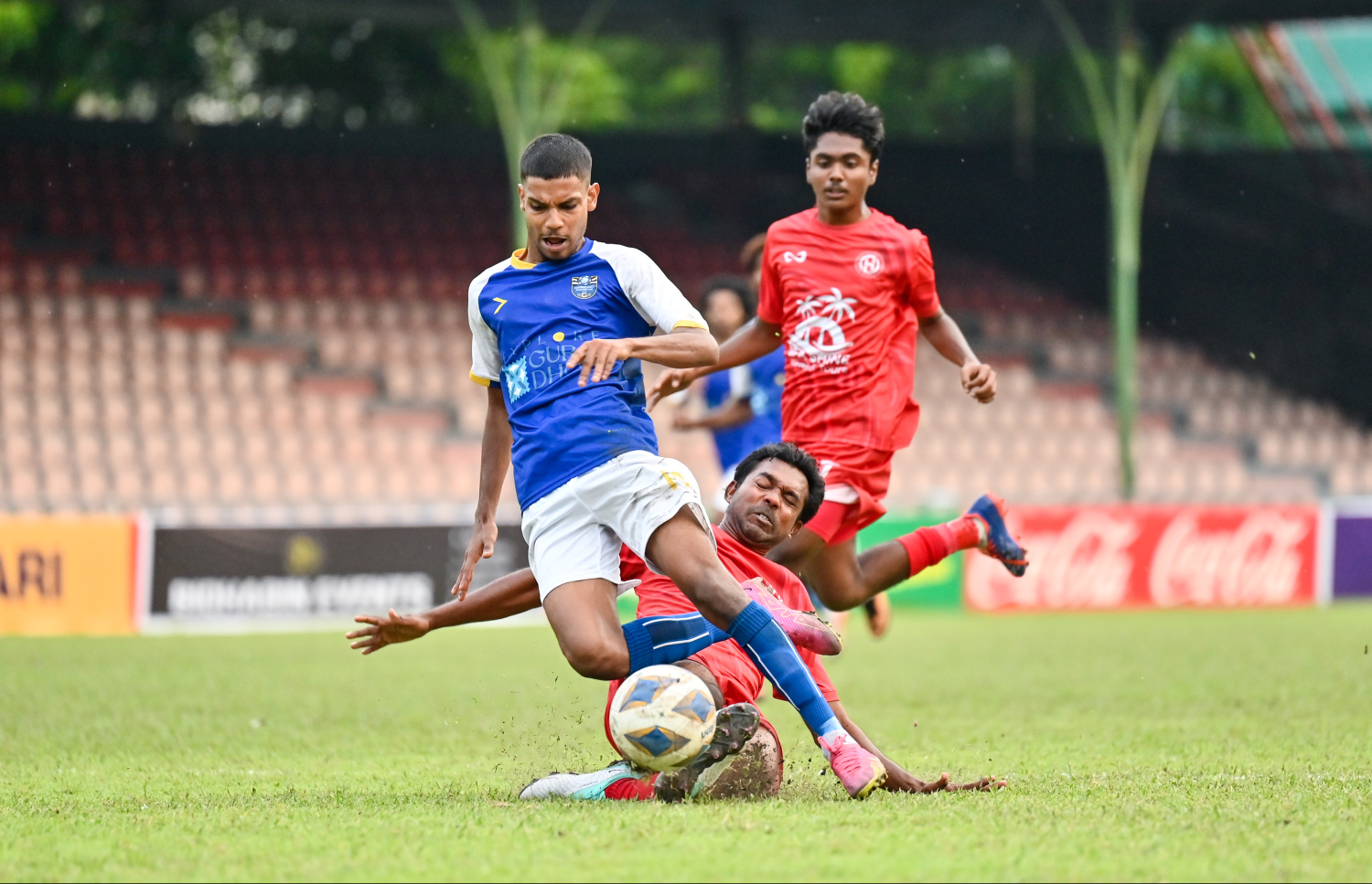 ގޯލްޑް ކަޕްގައި ހުރާ އާއި ގުރައިދޫ ބައްދަލުކުރި މެޗުގައި ގުރައިދޫ ކުޅުންތެރިން ފޮނުވާލާ ހަމަލާ ހުރާ ކުޅުންތެރިޔަކު ހުއްޓުވަން މަސައްކަތްކުރަނީ.-- ފޮޓޯ: ފަޔާޒު މޫސާ | މިހާރު