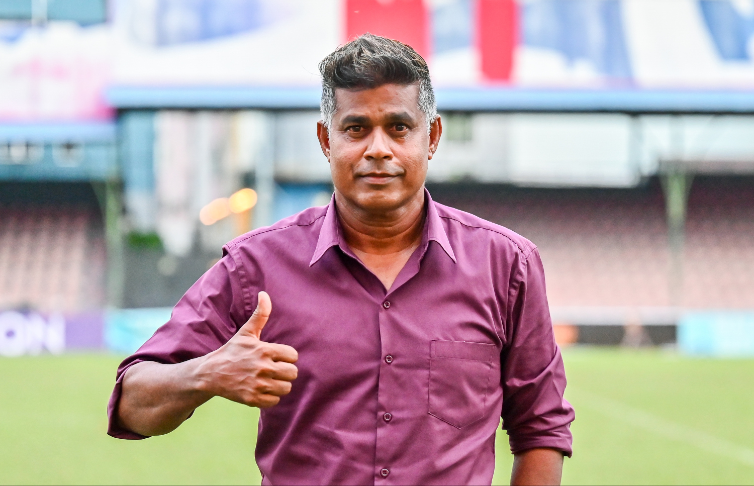 ރާއްޖޭގެ ފުޓްބޯޅައިގެ ކުރީގެ "ކިންގް"  އޭރުގެ އެއްވަނަ ކުޅުންތެރިޔާ އަލީ ޝިހާމް (ހުރާ އައްޔަ)، އޭނާގެ އަމިއްލަ ރަށް، ކ. ހުރާ، ވާދަވެރި ކ. ގުރައިދޫ ބައްދަލު ކުރި މެޗު ބަލަން ދަނޑަށް އައިސް ފޮޓޯއަކަށް ހުއްޓިލައިގެން -- ފޮޓޯ: ފަޔާޒު މޫސާ | މިހާރު