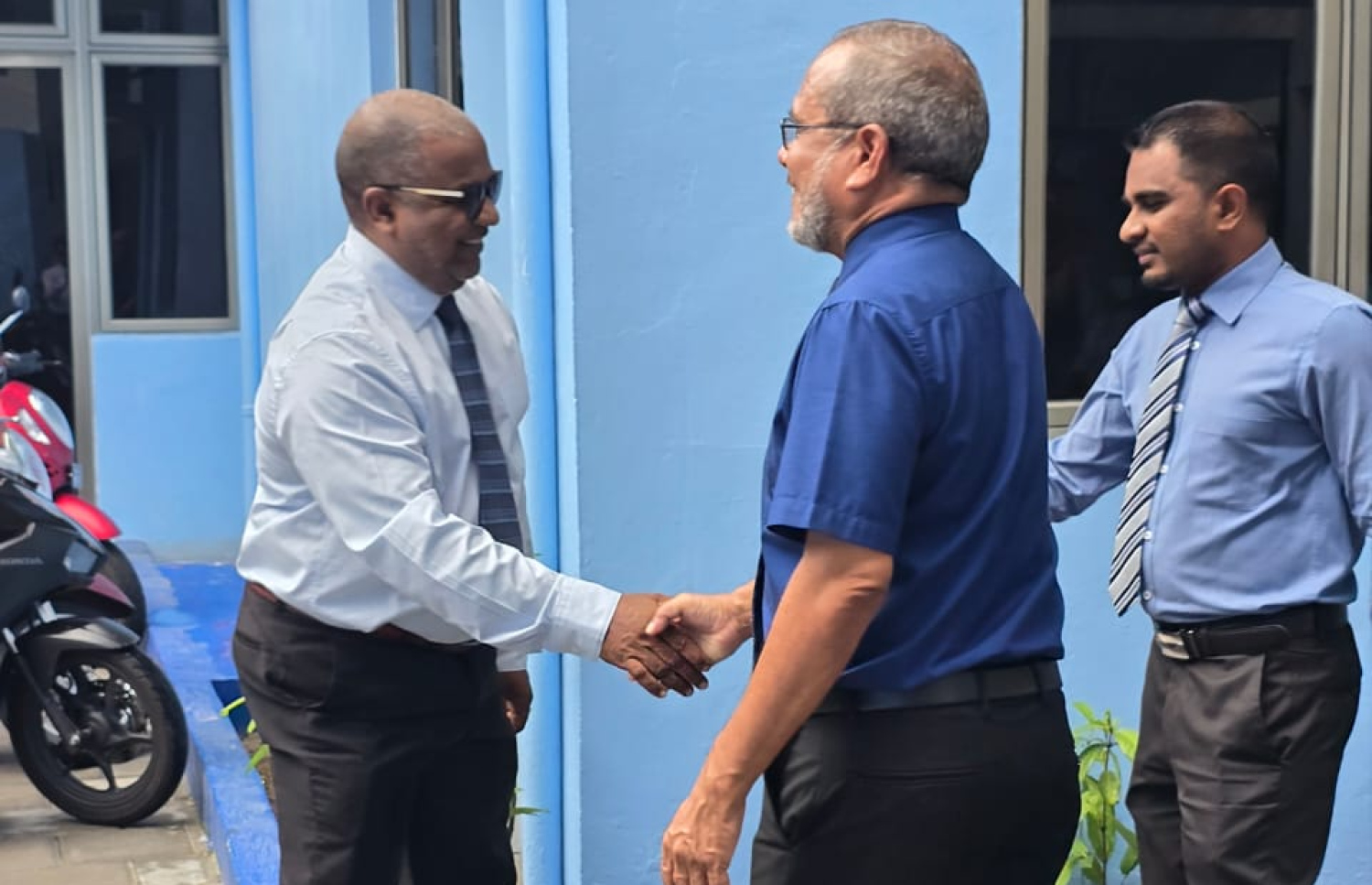 އޭލެވެލްގައި މެރިން ސައިންސް ކިޔަވައިދޭން ފެށުމަށް ބޭއްވި ރަސްމިއްޔާތަށް ޑރ. އަހުމަދު ރިޔާޒް ޖައުހަރީ ސީއެޗްއެސްއީއަށް ވަޑައިގަތުމުން އެ ސްކޫލުގެ ޕްރިންސިޕަލް އަބްދުﷲ ދީދީ ސަލާމް ކުރައްވަނީ. -- ފޮޓޯ: ސީއެޗްއެސްއީ