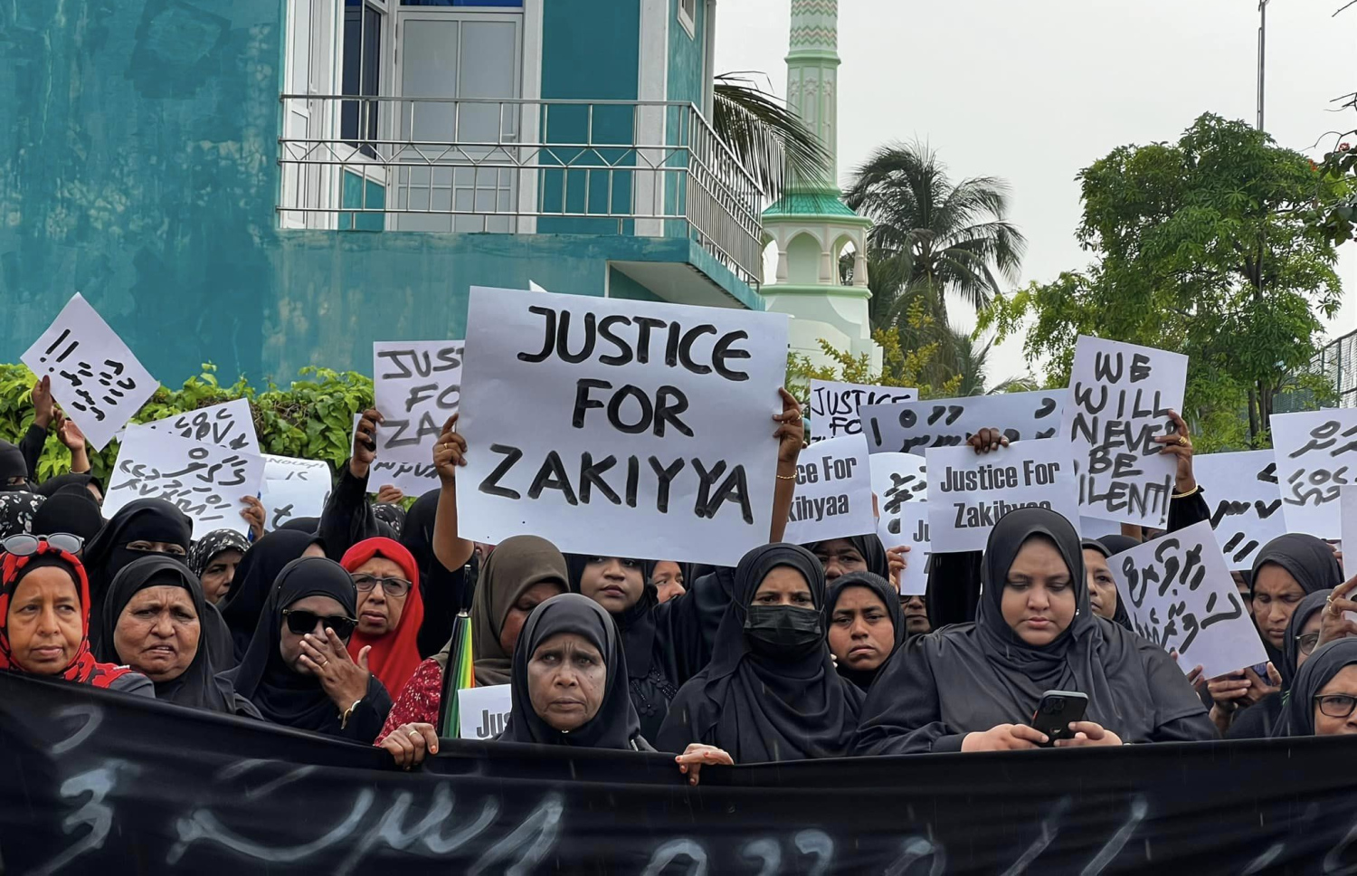 ޒަކިއްޔާއަށް އިންސާފު ހޯދަން ގޮވާލައި ރަށުގައި ބޭއްވި އިހުތިޖާޖުގައި ގިނަ ބަޔަކު ބައިވެރިވި.