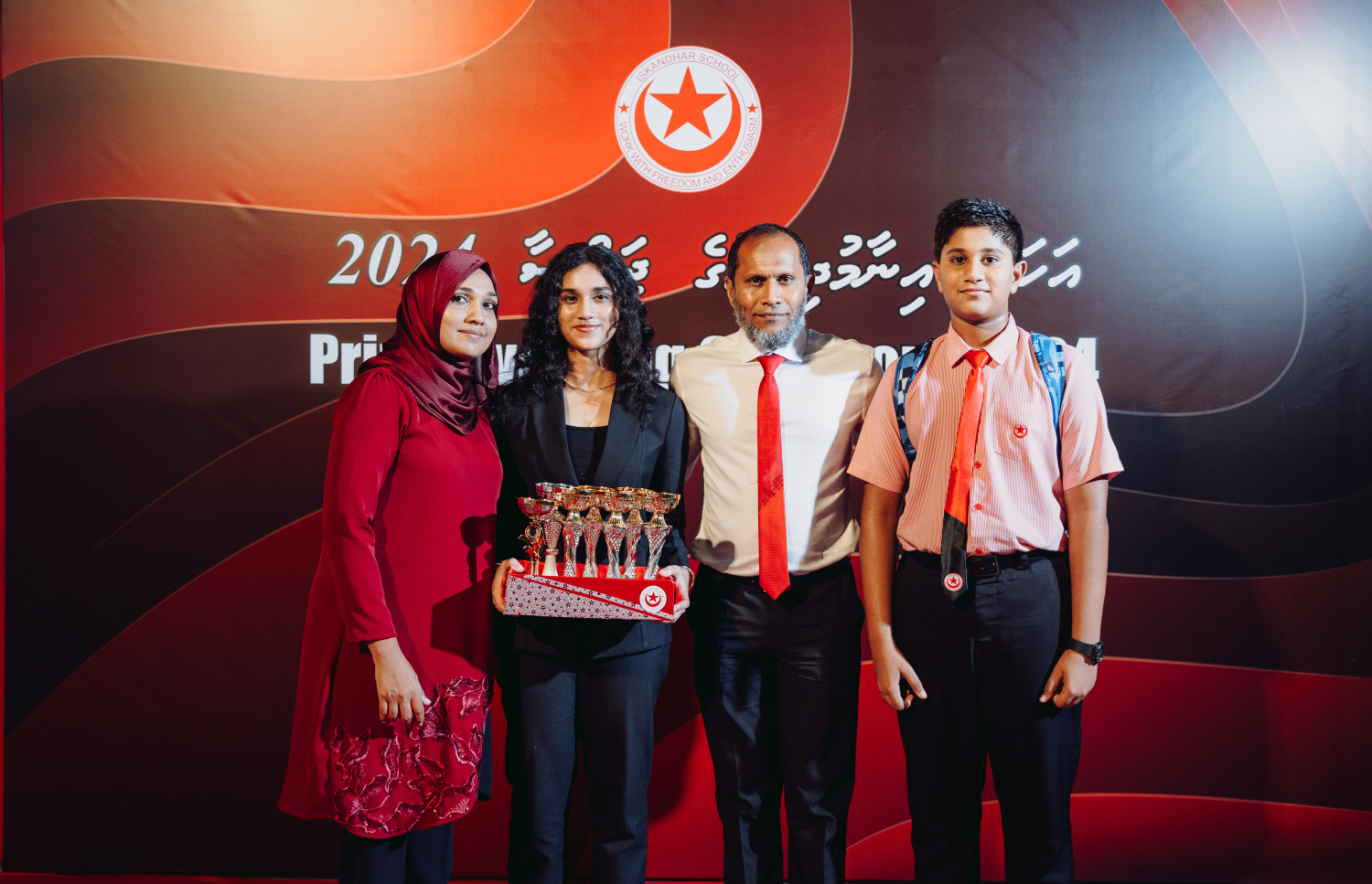 އީޝަލް (ވ-2) އޭނާގެ މަންމަ އާއި ބައްޕަ އަދި ކޮއްކޮއާ އެކު.