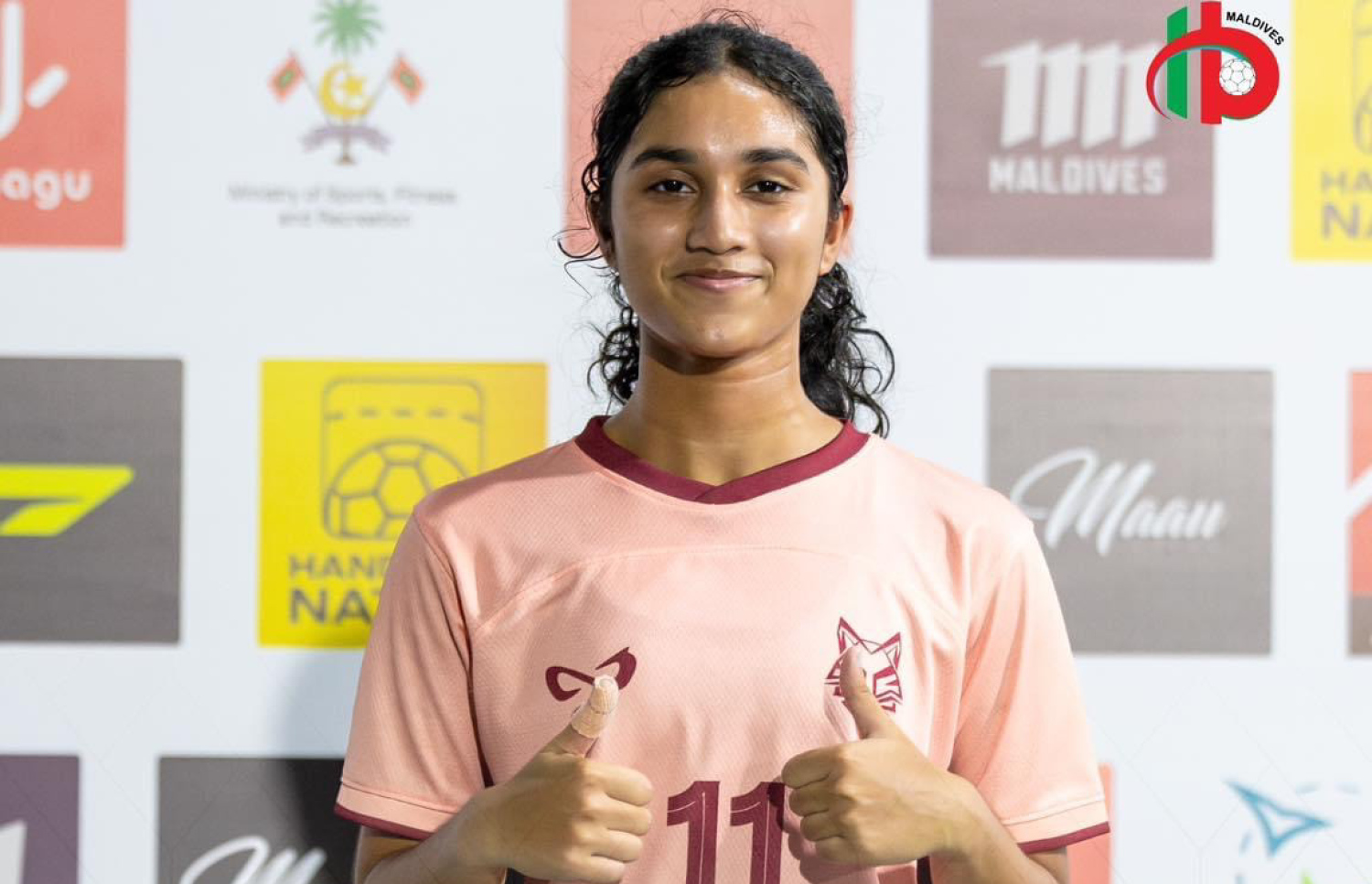 އީޝަލް ހޭންޑްބޯޅަ މެޗަކަށް ފަހު ފޮޓޯއަކަށް ހުއްޓިލައިގެން.