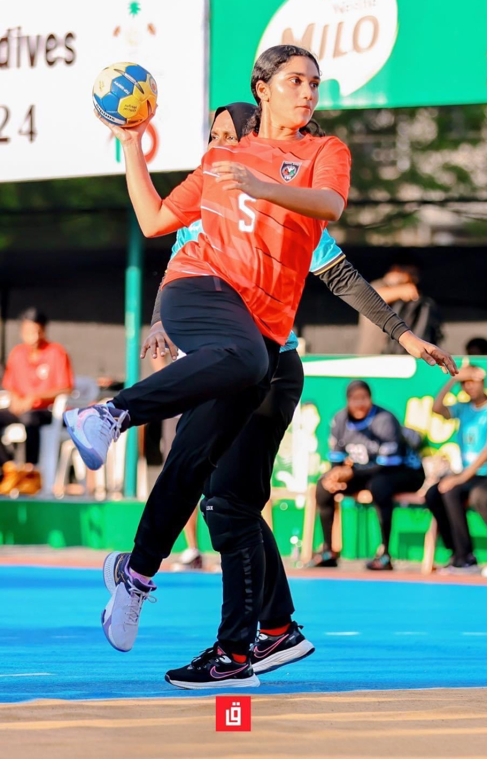 އީޝަލް ހޭންޑްބޯޅަ މެޗެއްގެ ތެރެއިން.