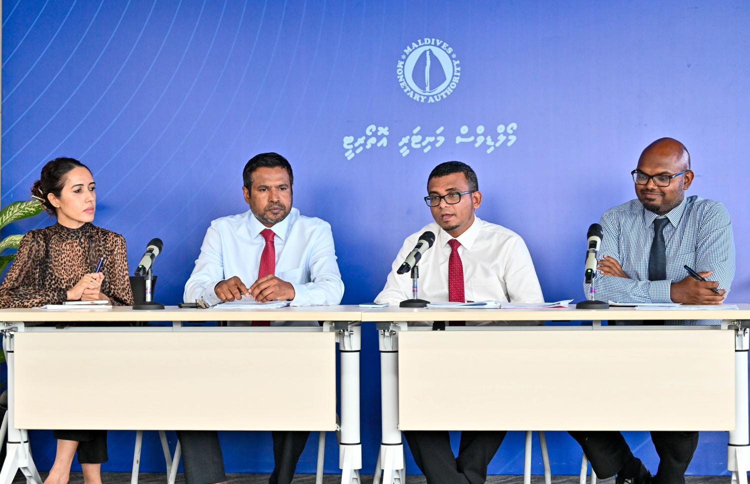 އެމްއެމްއޭގެ ގަވަރުނަރު މުނައްވަރާއި ޑެޕިއުޓީ ގަވަރުނަރު އިމާދު އަދި އެ އޮތޯރިޓީގެ އެހެން ބައެއް އިސްވެރިން މިއަދު ނޫސްވެރިންނާ އެކު.---ފޮޓޯ: ނިޝާން އަލީ| މިހާރު