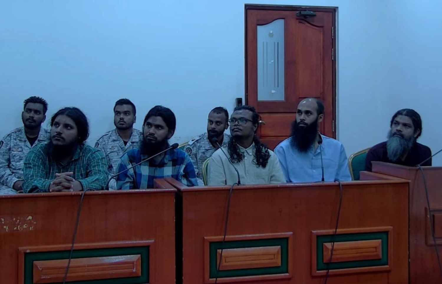 ނަޝީދަށް ދިން ހަމަލާއާ ގުޅިގެން ދައުވާ އުފުލާ ހަ މީހުންގެ ތެރެއިން ފަސް މީހަކު މިއަދުގެ ޝަރީއަތުގެ މަޖިލީހުގައި