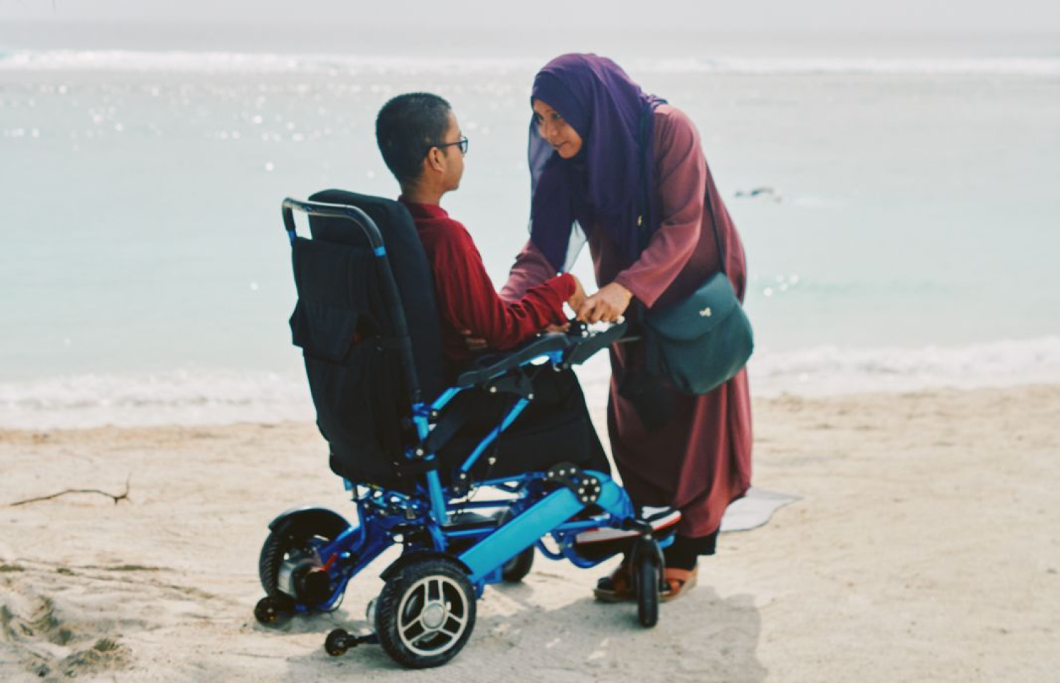 ރައިޝަން، އޭނާގެ މަންމައާއެކު.