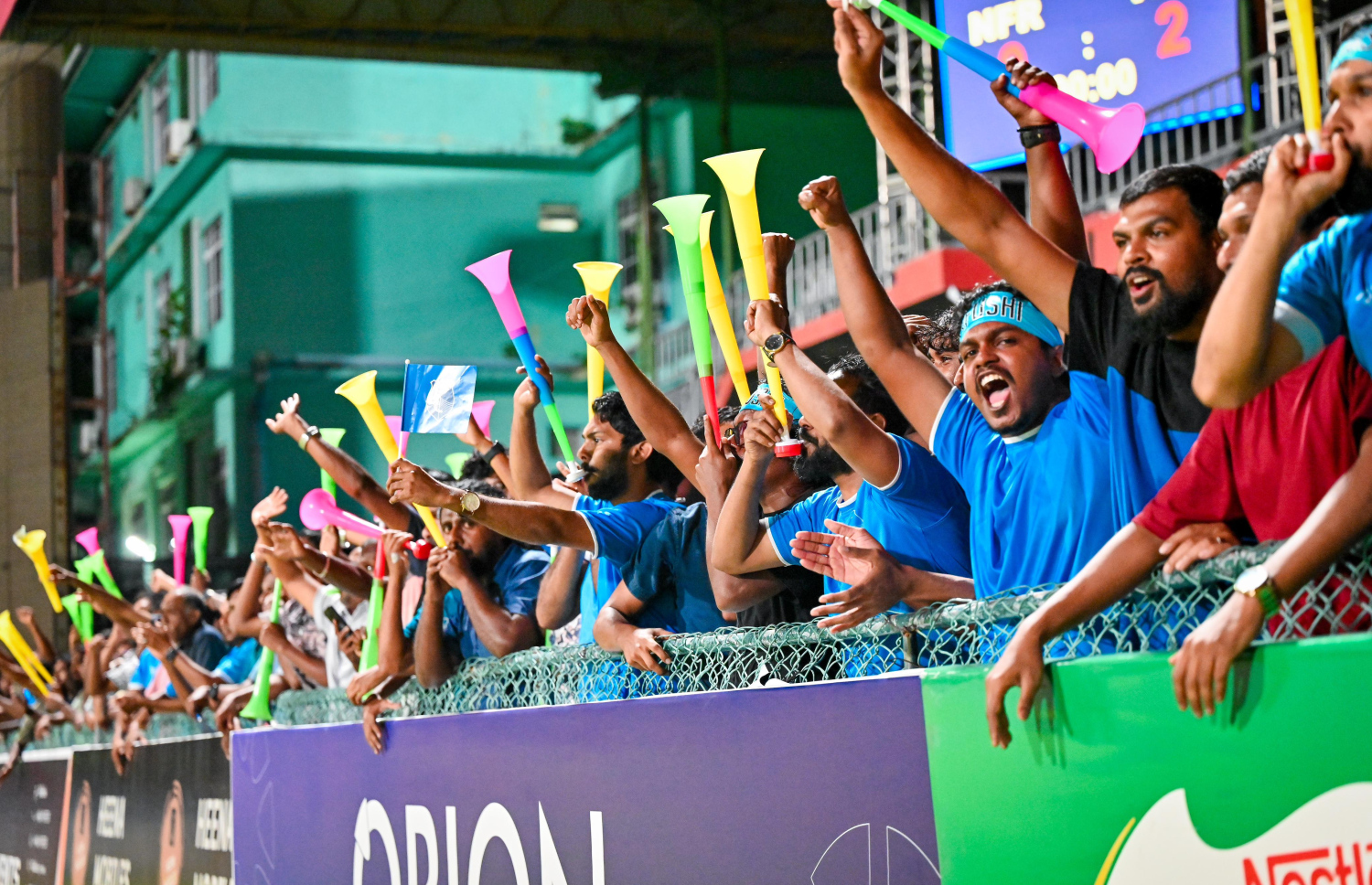 އަލިފުށީގެ ސަޕޯޓަރުން މިރޭގެ މެޗުގައި ރަށު ޓީމަށް ތަރުހީބު ދެނީ.-- ފޮޓޯ: ނިޝާން އަލީ/ މިހާރު