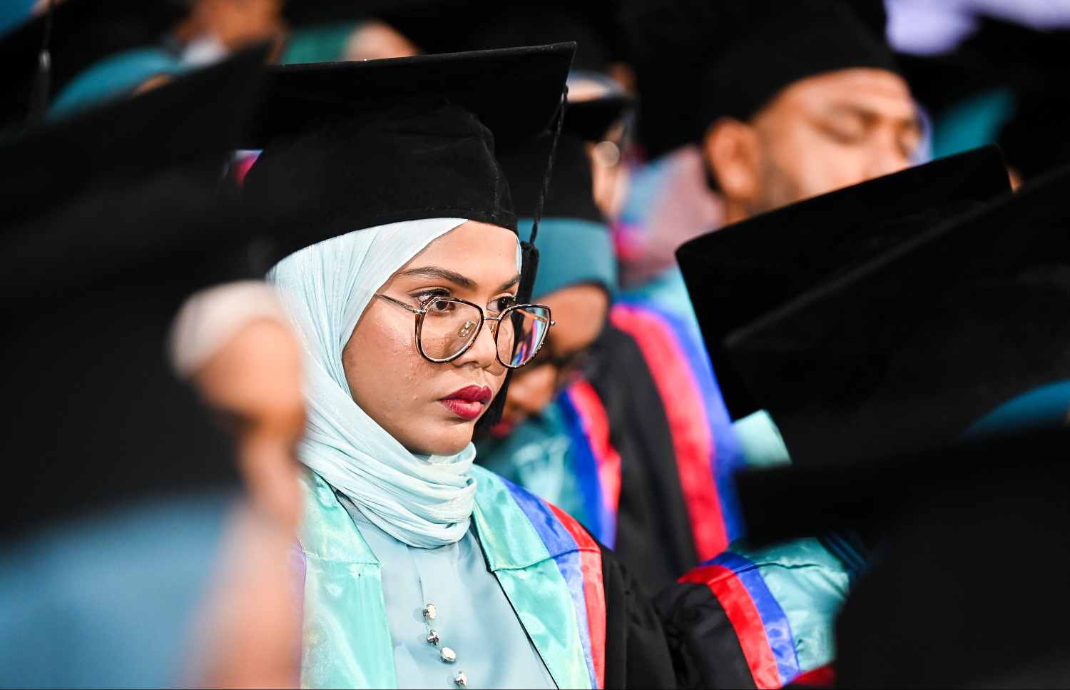 އެމްއައި ކޮލެޖުގެ މި އަހަރު ގްރެޖުއޭޓްވު ދަރިވަރަކު އިށީނދެގެން.--- ފޮޓޯ: ފަޔާޒު މޫސާ | މިހާރު