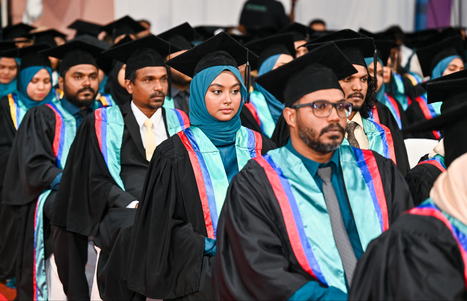 އެމްއައި ކޮލެޖްގެ ދަސްވެނިވުމުގެ ރަސްމިއްޔާތުގައި މި އަހަރު ދަސްވެނިވި ދަރިވަރުން ބައިވެރިވަނީ. -- ފޮޓޯ: ފަޔާޒު މޫސާ | މިހާރު