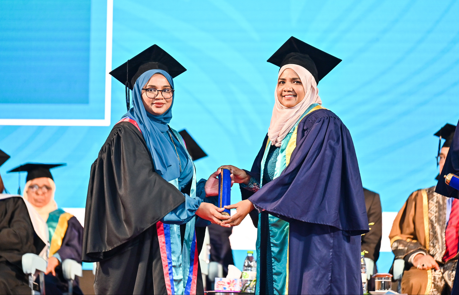 އެމްއައި ކޮލެޖުގެ ދަސްވެނިވުނު ދަރިވަރަކަށް އެ ކޮލެޖްގެ ރެކްޓަރު ލަމްޔާ އަބްދުލް ހާދީ ސެޓްފިކެޓް ހަވާލު ކޮށްދެއްވަނީ.--- ފޮޓޯ: ފަޔާޒު މޫސާ | މިހާރު