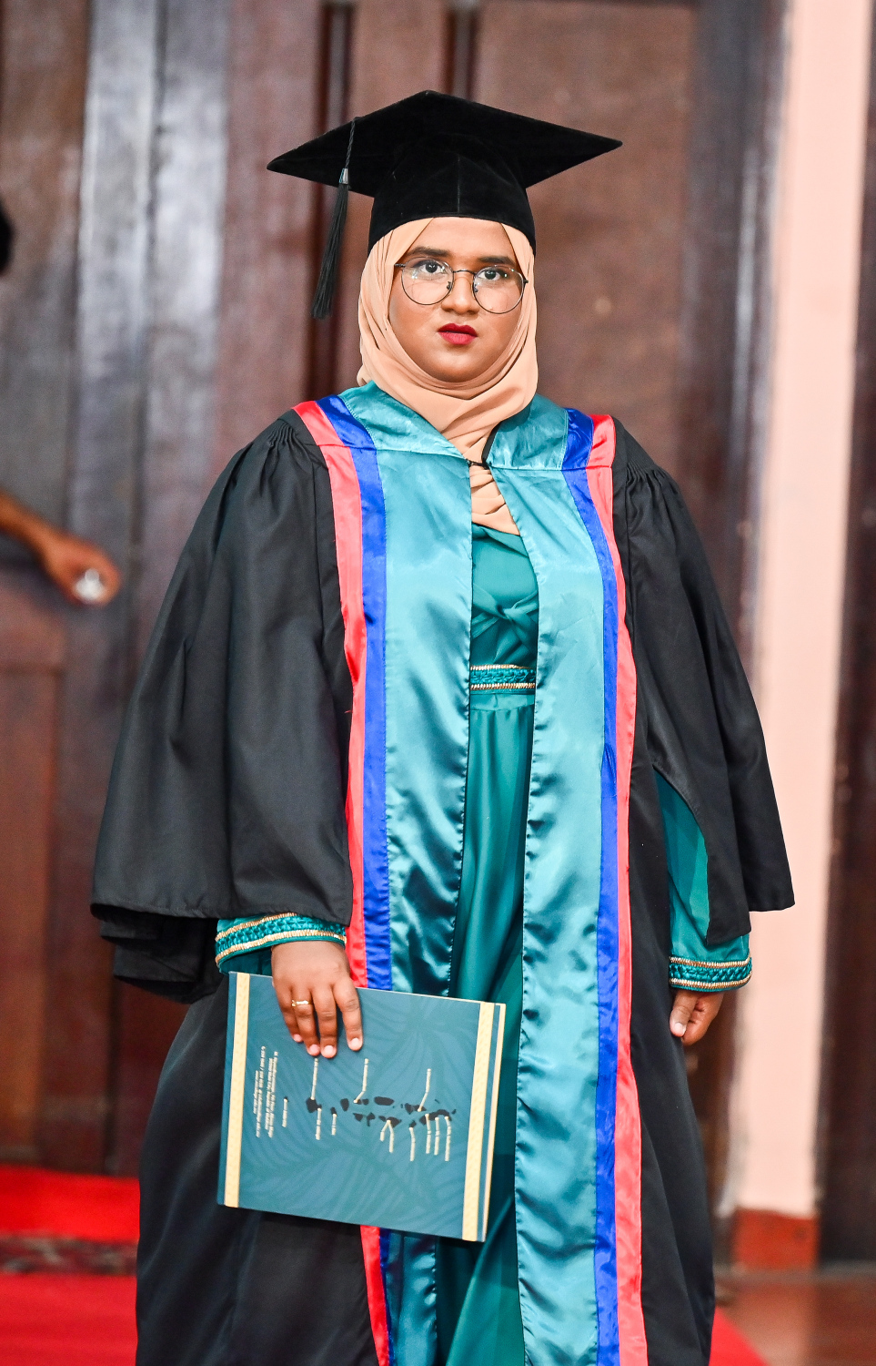 އެމްއައި ކޮލެޖުގެ ދަސްވެނިވުމުގެ ރަސްމިއްޔާތުގައި މި އަހަރު ދަސްވެނިވި ދަރިވަރަކު ސެޓްފިކެޓް ހިފައިގެން ދަނީ.--- ފޮޓޯ: ފަޔާޒު މޫސާ | މިހާރު