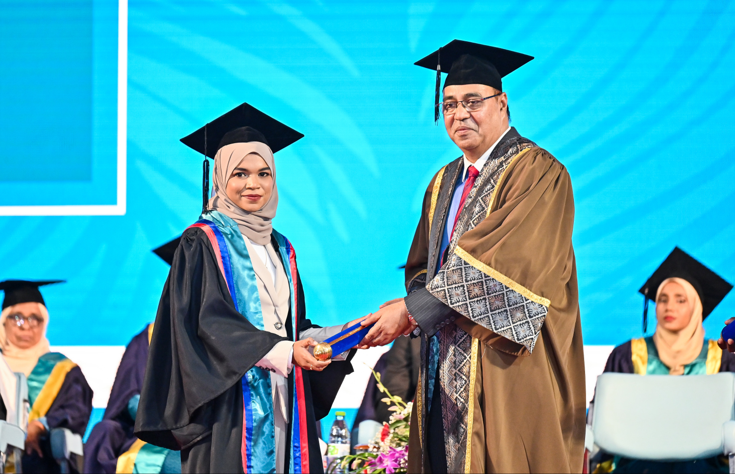 އެމްއައި ކޮލެޖުގެ ދަސްވެނިވުނު ދަރިވަރަކަށް އެ ކޮލެޖްގެ ޗެއާމަން އަހުމަދު މޮއްޓާކީ ސެޓްފިކެޓް ހަވާލުކޮށްދެއްވަނީ.--- ފޮޓޯ: ފަޔާޒު މޫސާ | މިހާރު