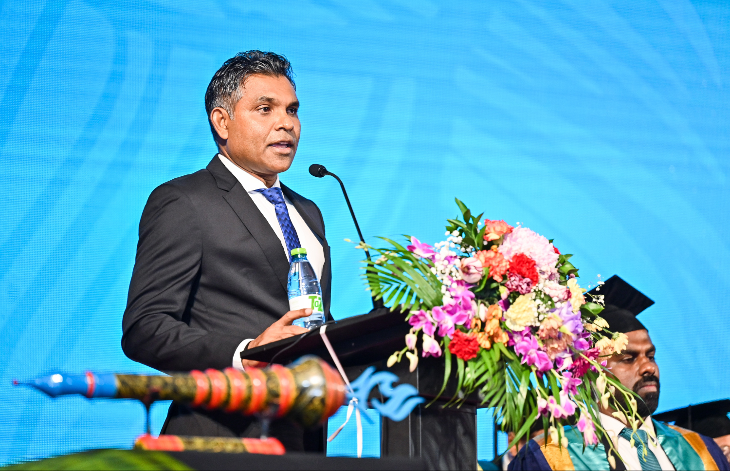 އެމްއައި ކޮލެޖްގެ ދަސްވެނިވުމުގެ ރަސްމިއްޔާތުގައި ކުރީގެ ނައިބު ރައީސް ނަސީމް ވާހަކަފުޅު ދައްކަވަނީ.--- ފޮޓޯ؛ ފަޔާޒު މޫސާ | މިހާރު