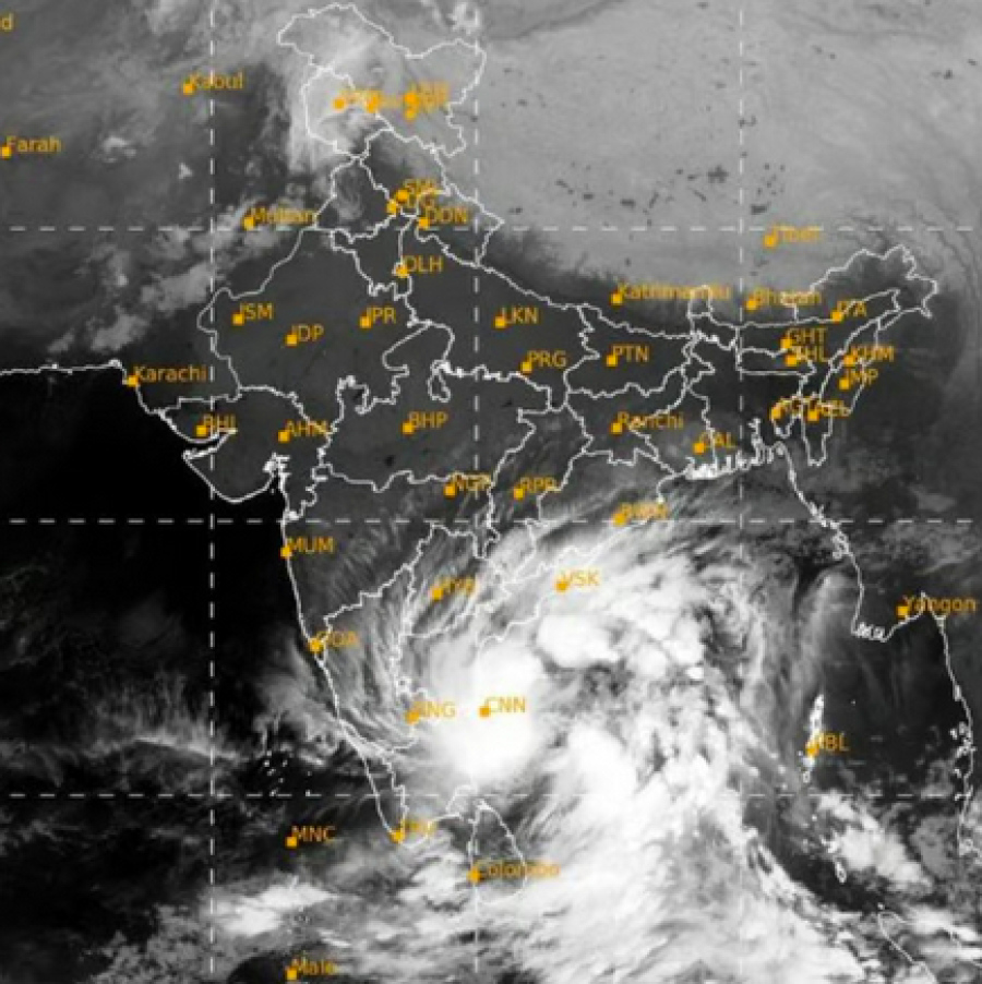 ތޫފާން "ފެންގަލް" އިންޑިއާގެ އައްސޭރިފަށުގައި