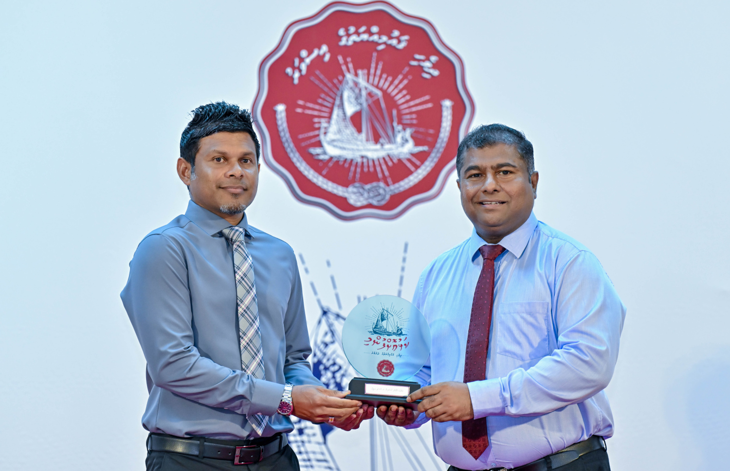 "ކަޅުއޮށްފުންމި - ދިވެހި ގައުމިއްޔަތުގެ ދަރުބާރު" ހުޅުވުމުގެ ރަސްމިއްޔާތުގައި ނައިބު ރައީސް ބައިވެރިވެވަޑައިގަންނަވަނީ -- ފޮޓޯ: ރައީސް އޮފީސް