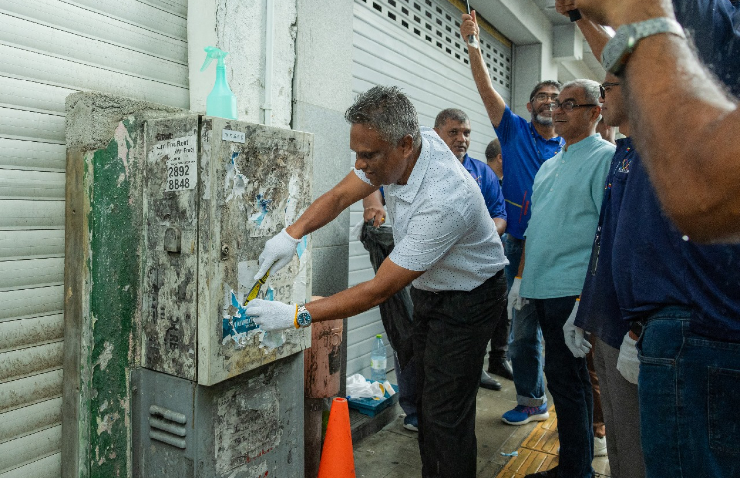 ސްޓެލްކޯއިން ޑިސްޓްރިއުބިއުޝަން ފޮށިތައް ސާފު ކުރުމުގެ މަސައްކަތް ފެށުމަށް ބޭއްވި ހަރަކާތުގައި މާލޭގެ މޭޔަރުު އާދަމް އާޒިމް ސާފު ކުރައްވަނީ.-- ފޮޓޯ: ސްޓެލްކޯ