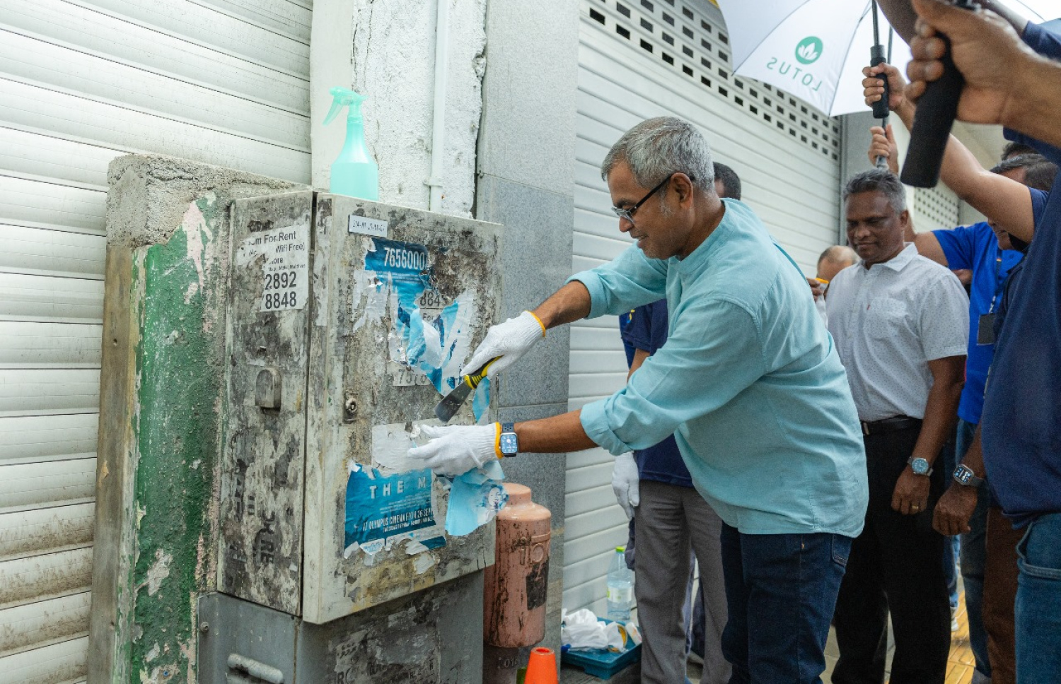 ސްޓެލްކޯއިން ޑިސްޓްރިއުބިއުޝަން ފޮށިތައް ސާފު ކުރުމުގެ މަސައްކަތް ފެށުމަށް ބޭއްވި ހަރަކާތުގައި އެންވަޔަރަމަންޓް މިނިސްޓަރު ތޯރިގު އިބްރާހިމް ސާފު ކުރައްވަނީ.-- ފޮޓޯ: ސްޓެލްކޯ