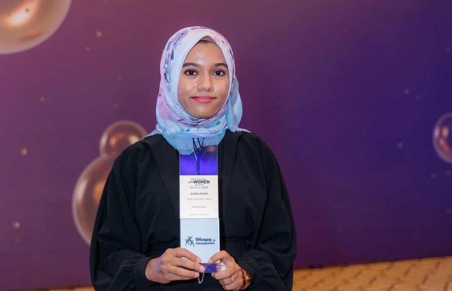 ވިމެން އިން މެނޭޖްމަންޓް މޯލްޑިވްސް އިން ދެމުން އަންނަ، ޕްރޮފެޝަނަލް އެންޑް ކެރިއާ ވުމަން އެވޯޑްއާ "މިހާރު" ގެ އާސިމާއަށް ދެނީ.