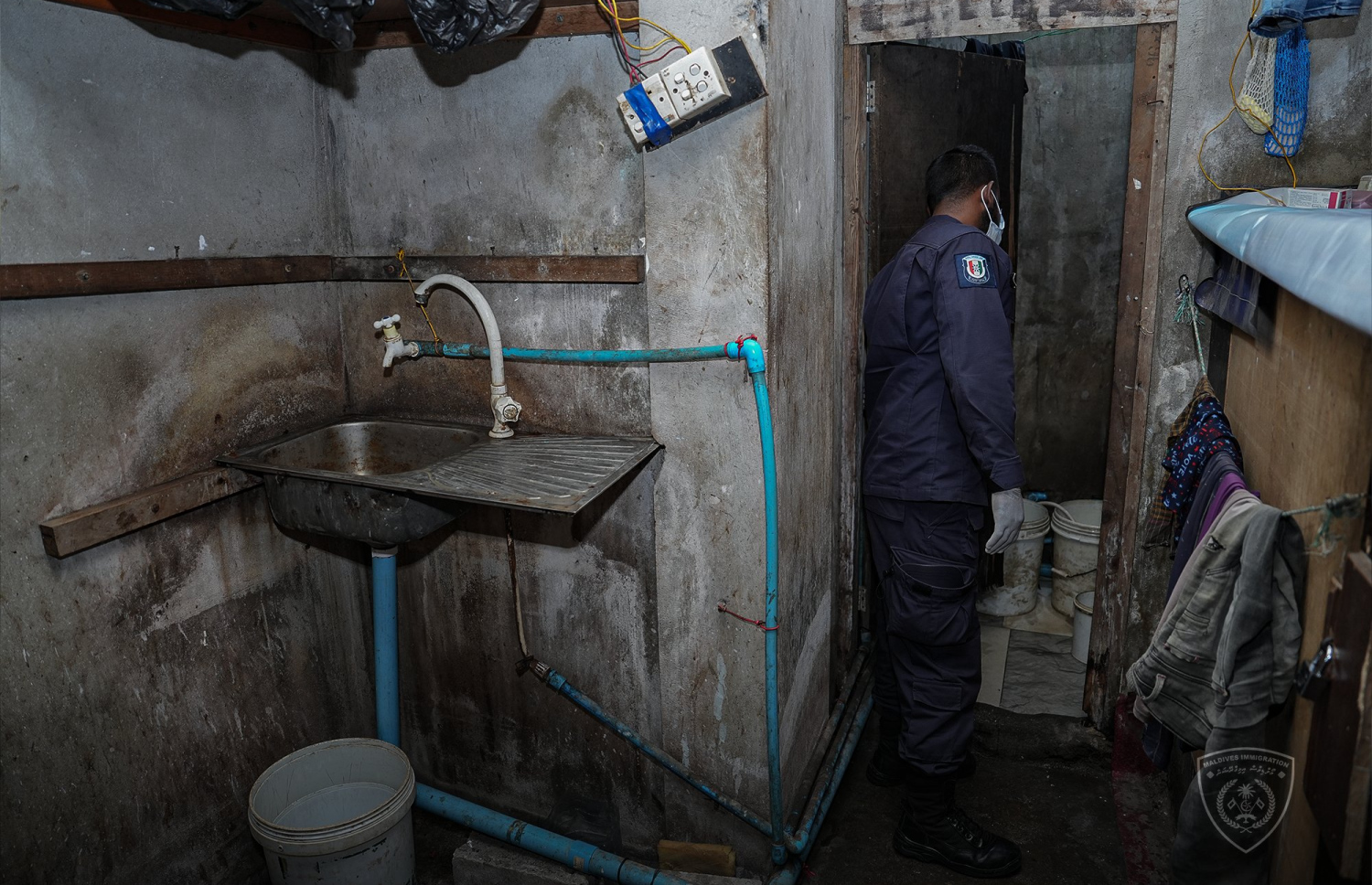 އިމިގްރޭޝަނުން ރޭ ބަލައި ފާސް ކުރި ތަންތަން.-- ފޮޓޯ: އިމިގްރޭޝަން