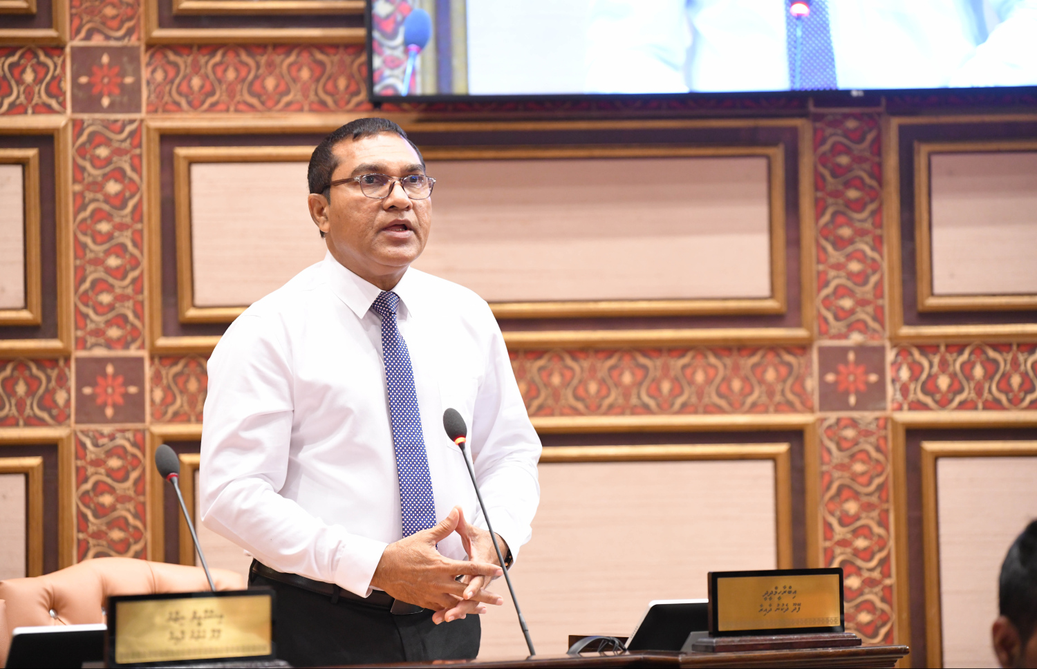 ފޭދޫ ދާއިރާގެ މެމްބަރު އިބްރާހިމް ދީދީ މަޖިލިހުގެ ޖަލްސާއެއްގައި ވާހަކަ ދައްކަވަނީ.