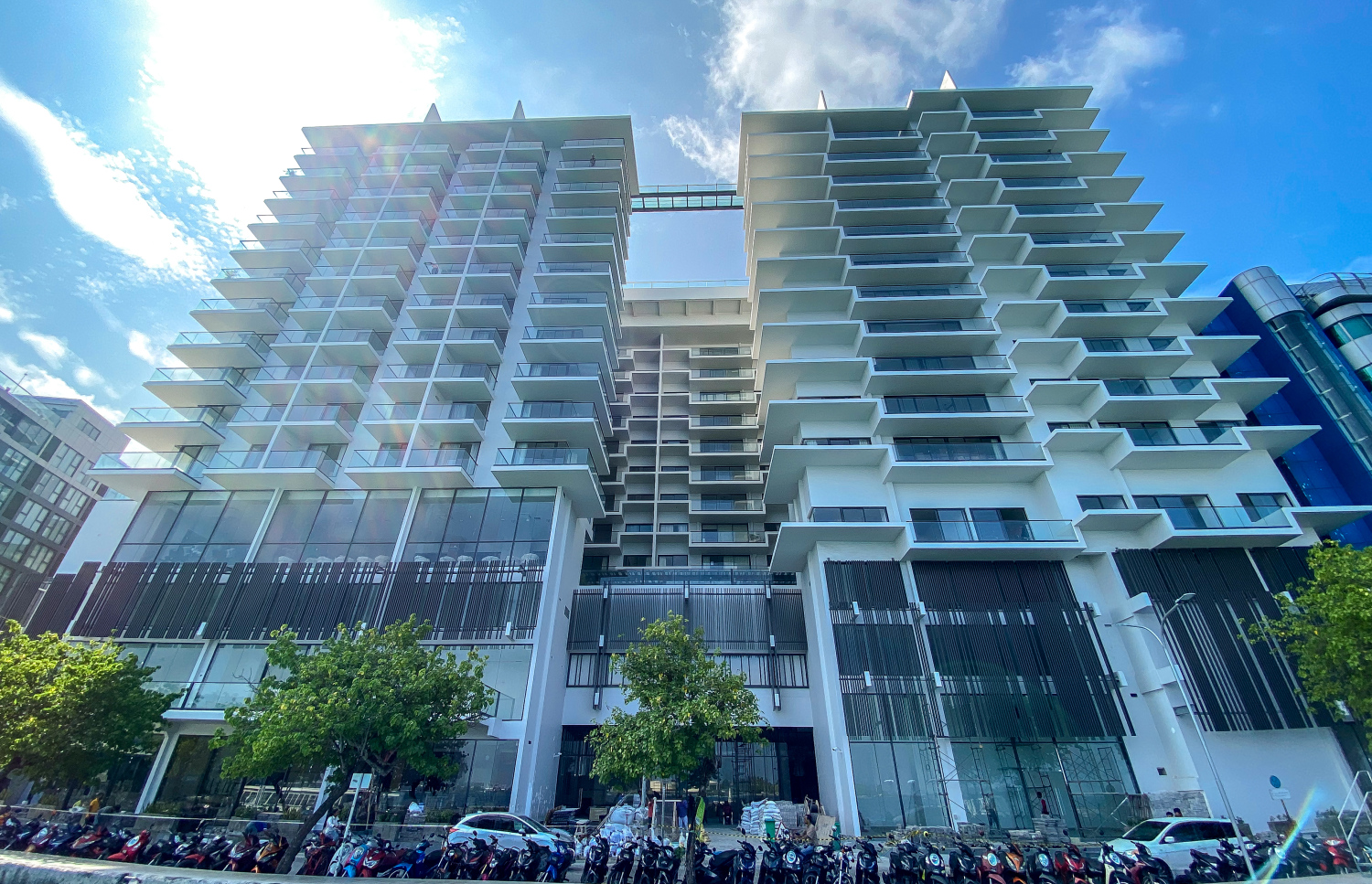 ދެ އިމާރާތަކަށް ވާ ގޮތަށް ހަދާފައިވާ އެ އިމާރާތުގެ 16 ފްލޯ ހުރޭ -- ފޮޓޯ: ފަޔާޒް މޫސާ / މިހާރު