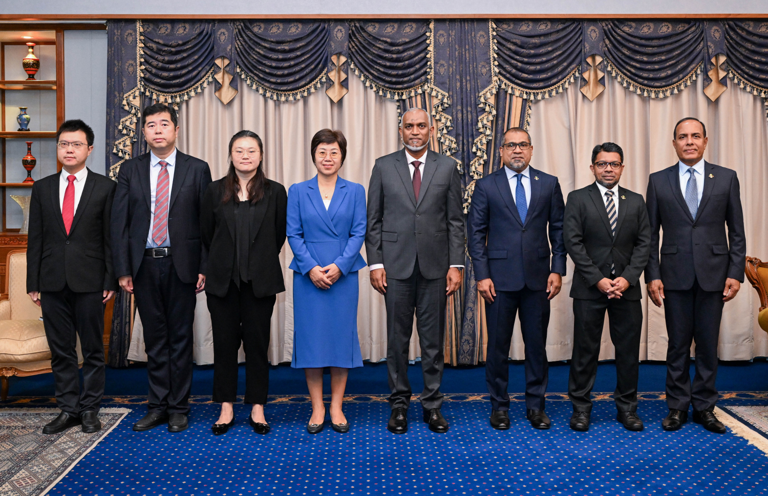 ޗައިނާ ސަފީރު ވަންގް ލިޒިން، ރައީސް ޑރ. މުހައްމަދު މުއިއްޒުއާ ވަދާއީ ސަލާންކުރެއްވުމަށް ބޭއްވި ބައްދަލުވުން.-- ފޮޓޯ: ރައީސް އޮފީސް