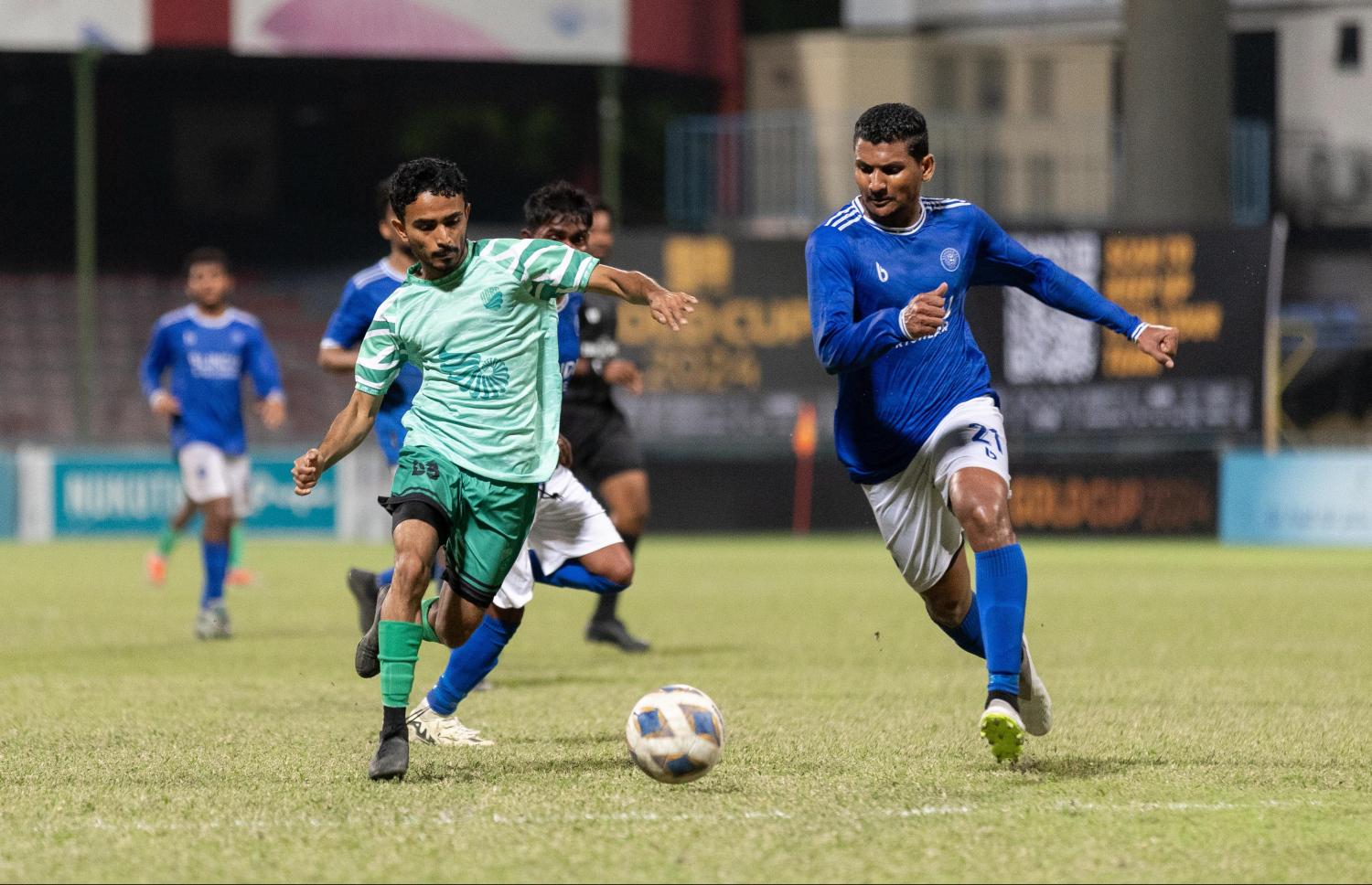 ނައިފަރާއި ކެންދޫ މިރޭ ބައްދަލުކުރި މެޗުގެ ތެރެއިން.-- ފޮޓޯ: ފަޔާޒް މޫސާ/ މިހާރު