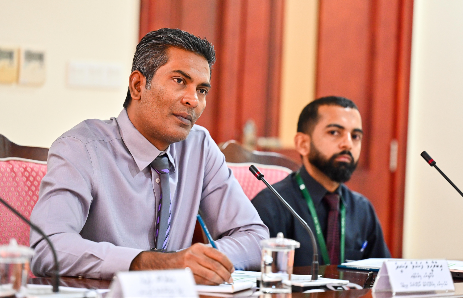 ފަޒުލް މިއަދުގެ ކޮމިޓީ ބައްދަލުވުމުގައި: އެސްޖޭއަށް ދޭ ބިމާ ގުޅޭ ސުވާލުތައް ގަފޫރު ކުރުމުން ޝަމްހީދު ހިތްހަމަނުޖެހުން ފާޅު ކުރެެއްވި - ފޮޓޯ: ފަޔާޒު މޫސާ / މިހާރު