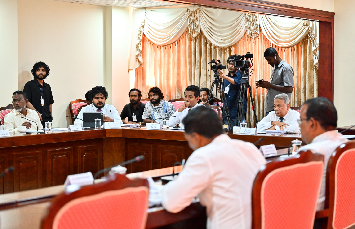 މާލިއްޔަތު ކޮމިޓީގައި ބައިވެރިވި ބައެއް މަޖިލީސް މެންބަރުން -- ފޮޓޯ: ފަޔާޒް މޫސާ / މިހާރު