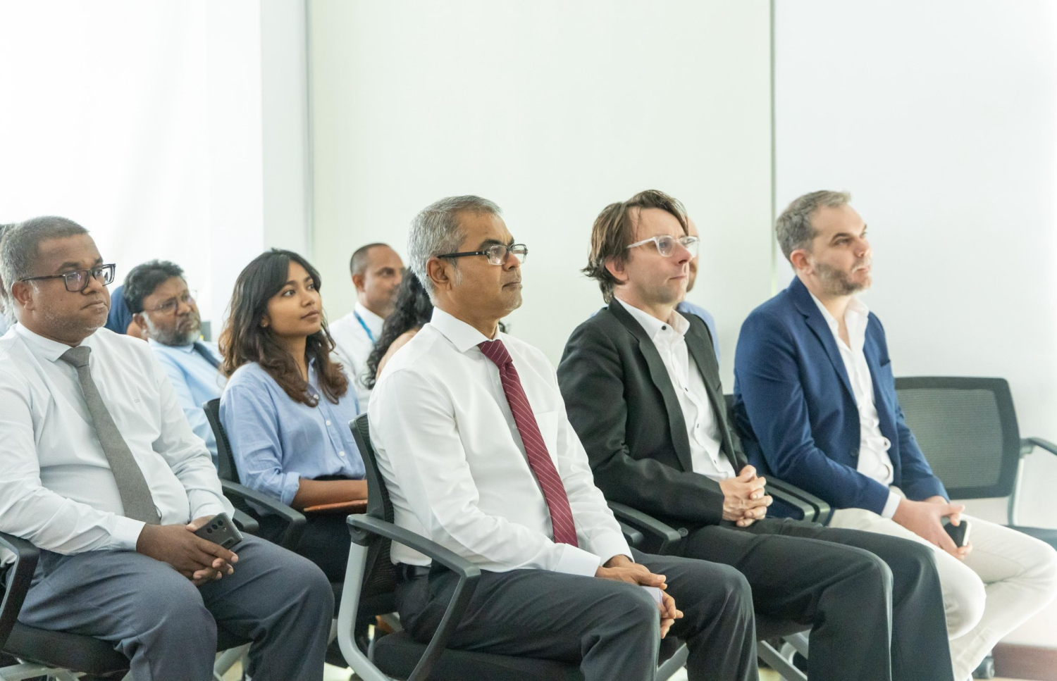 ދޫންޏާ ގުޅޭ ދިރާސާއެއް ކުރުމަށް ނިއުޒިލެންޑުގެ ޔުނިވާސިޓީ އޮފް އޮކްލެންޑާ އެކު އެއްބަސްވުމުގައި ސޮއިކުރުމަށް ބޭއްވި ރަސްމިއްޔާތު.-- ފޮޓޯ: ތިމާވެއްޓާ ބެހޭ މިނިސްޓްރީ