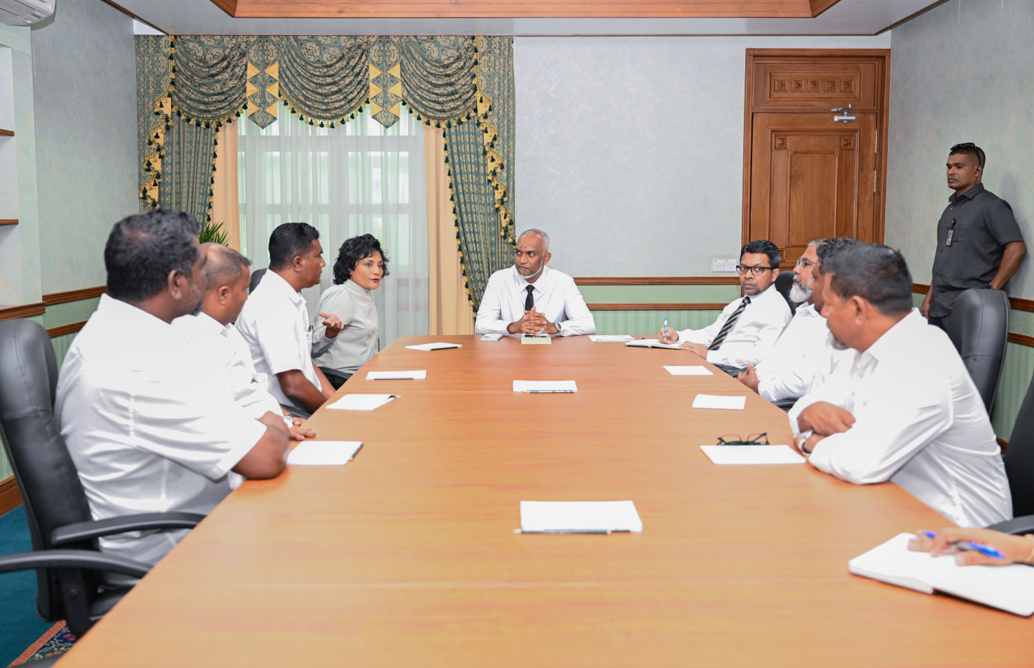 ރައީސް ޑރ. މުހައްމަދު މުއިއްޒު ކެޔޮޅުންނާ ބައްދަލުކުރެއްވުން.-- ފޮޓޯ: ރައީސް އޮފީސް