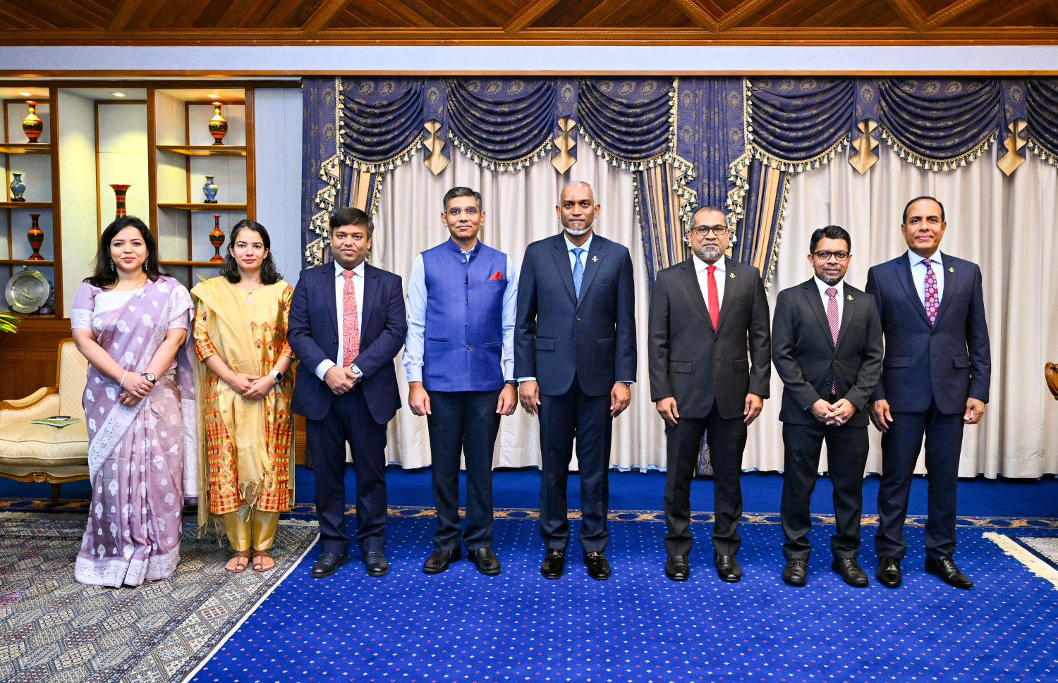 އިންޑިއާގެ ސަފީރު މުނޫ މަހާވަރު، ރައީސް ޑރ. މުހައްމަދު މުއިއްޒުއާ ސަލާންކުރައްވުމަށް ބޭއްވި ރަސްމިއްޔާތު.-- ފޮޓޯ: ރައީސް އޮފީސް